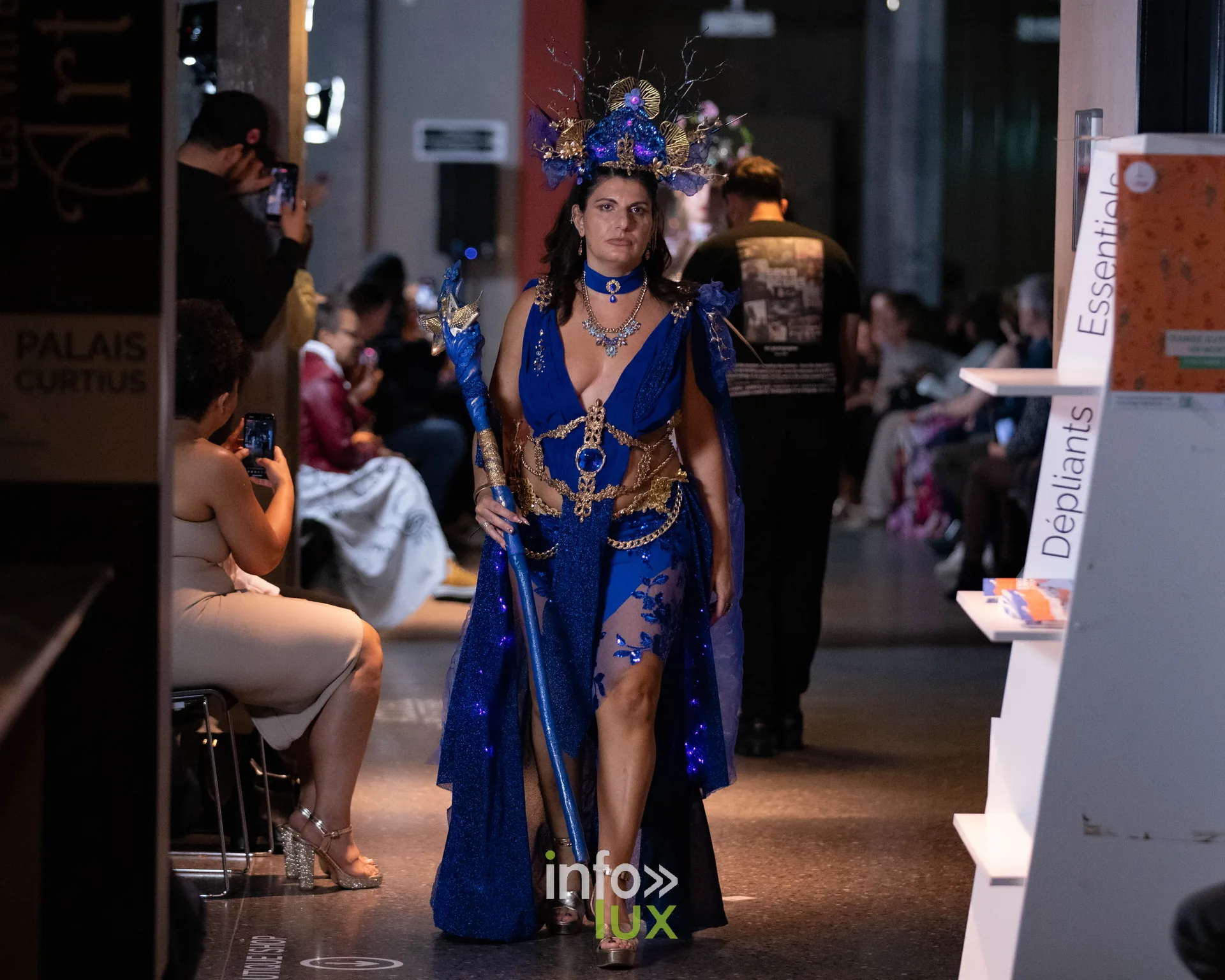 Liège Fashion Week 2026 au Musée Grand Curtius à Liège : mannequin en robe bleue et or, sceptre et coiffe