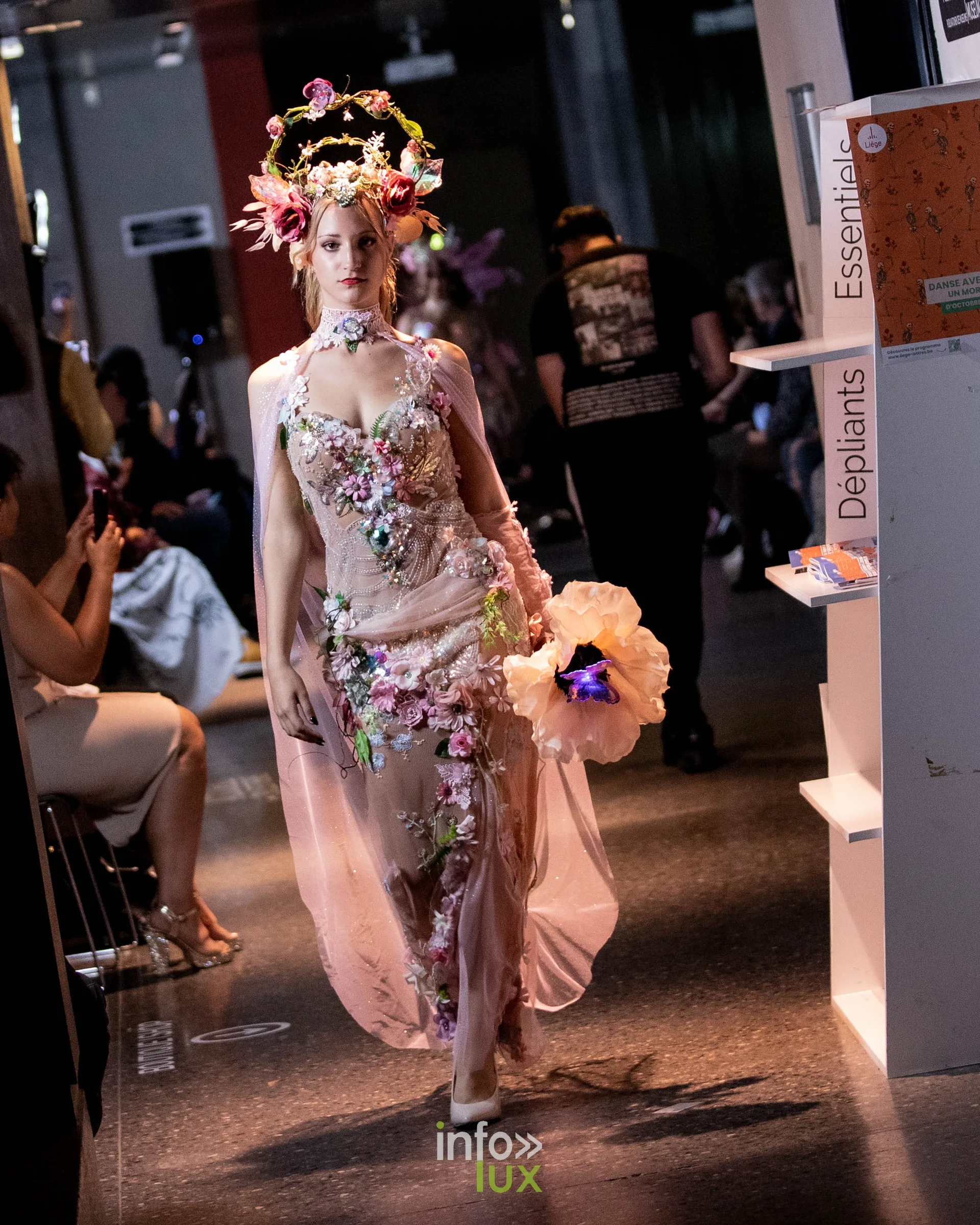 Liège Fashion Week 2026 au Musée Grand Curtius à Liège : mannequin en robe fleurie et couronne de fleurs sur le podium