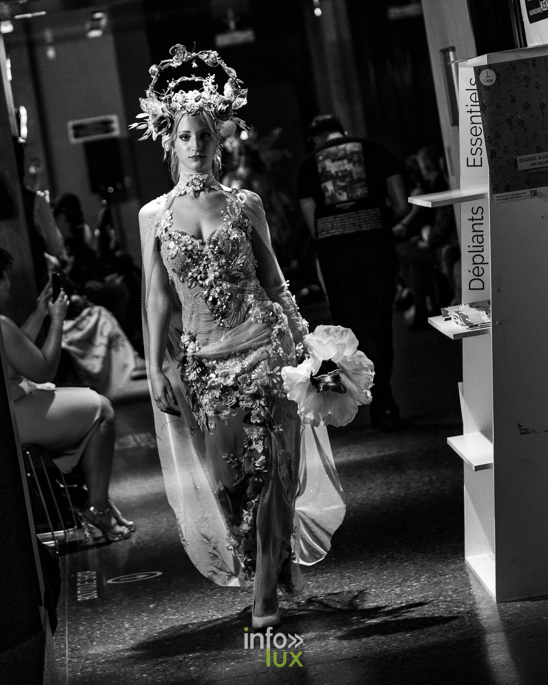 Liège Fashion Week 2026 au Musée Grand Curtius à Liège : mannequin en robe fleurie et couronne de fleurs, photo en noir et blanc