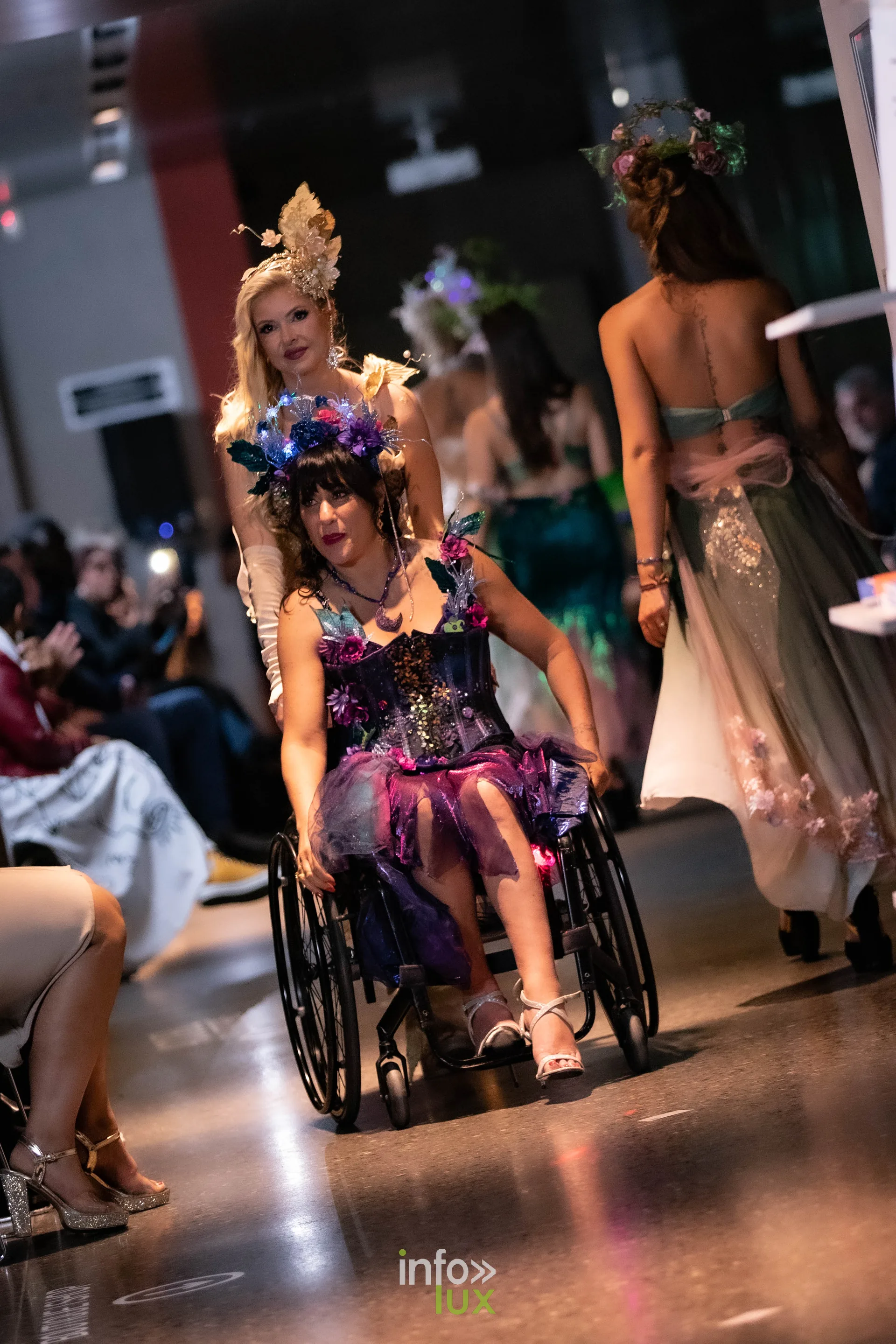 Liège Fashion Week 2026 au Musée Grand Curtius à Liège : mannequin en fauteuil roulant en robe violette fleurie