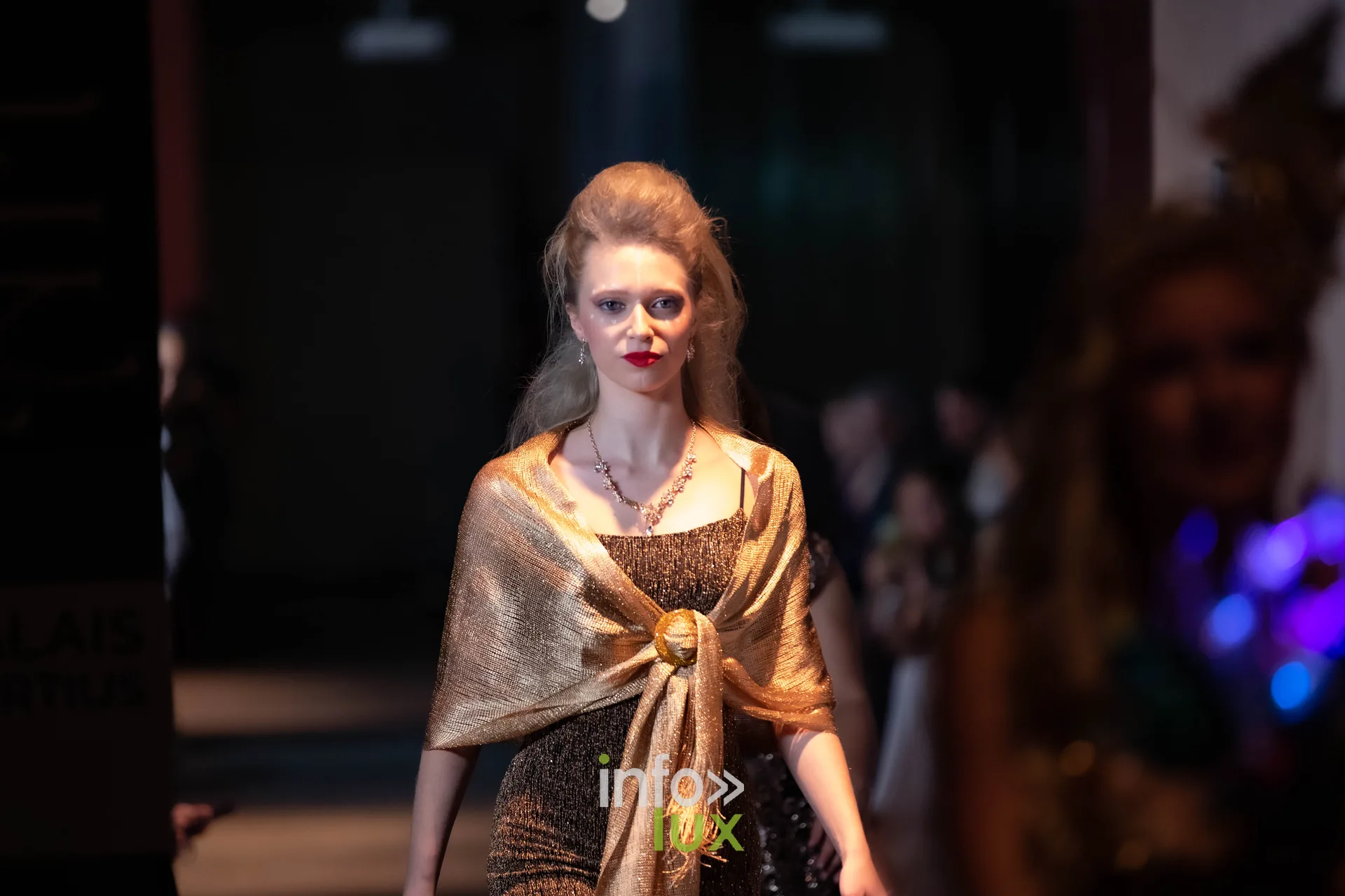 Liège Fashion Week 2026 au Musée Grand Curtius à Liège : mannequin en étole dorée