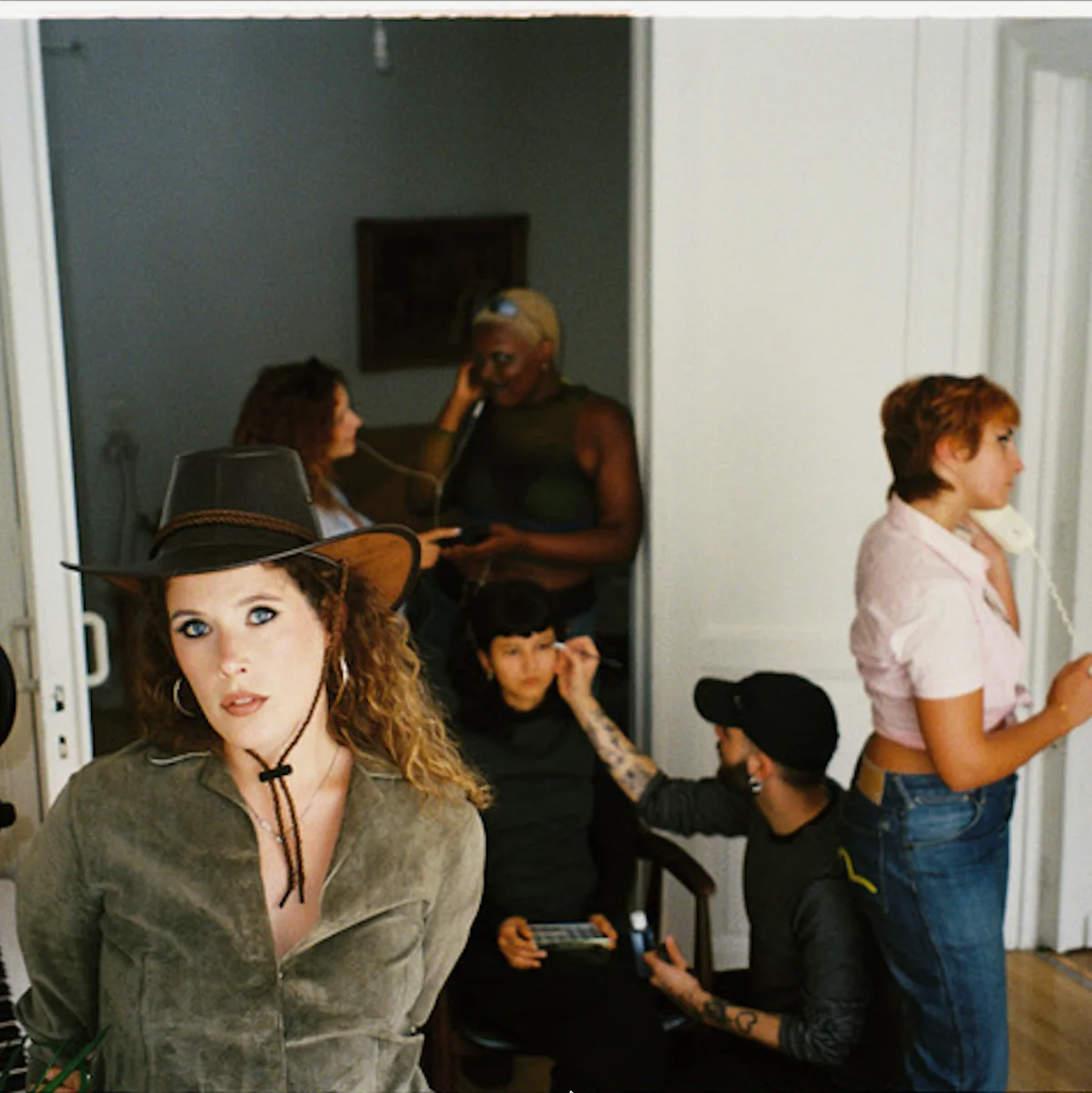 Louise Barreau au chapeau, entourée d’amis, visuel du single Coup de foudre (Instant Crush)
