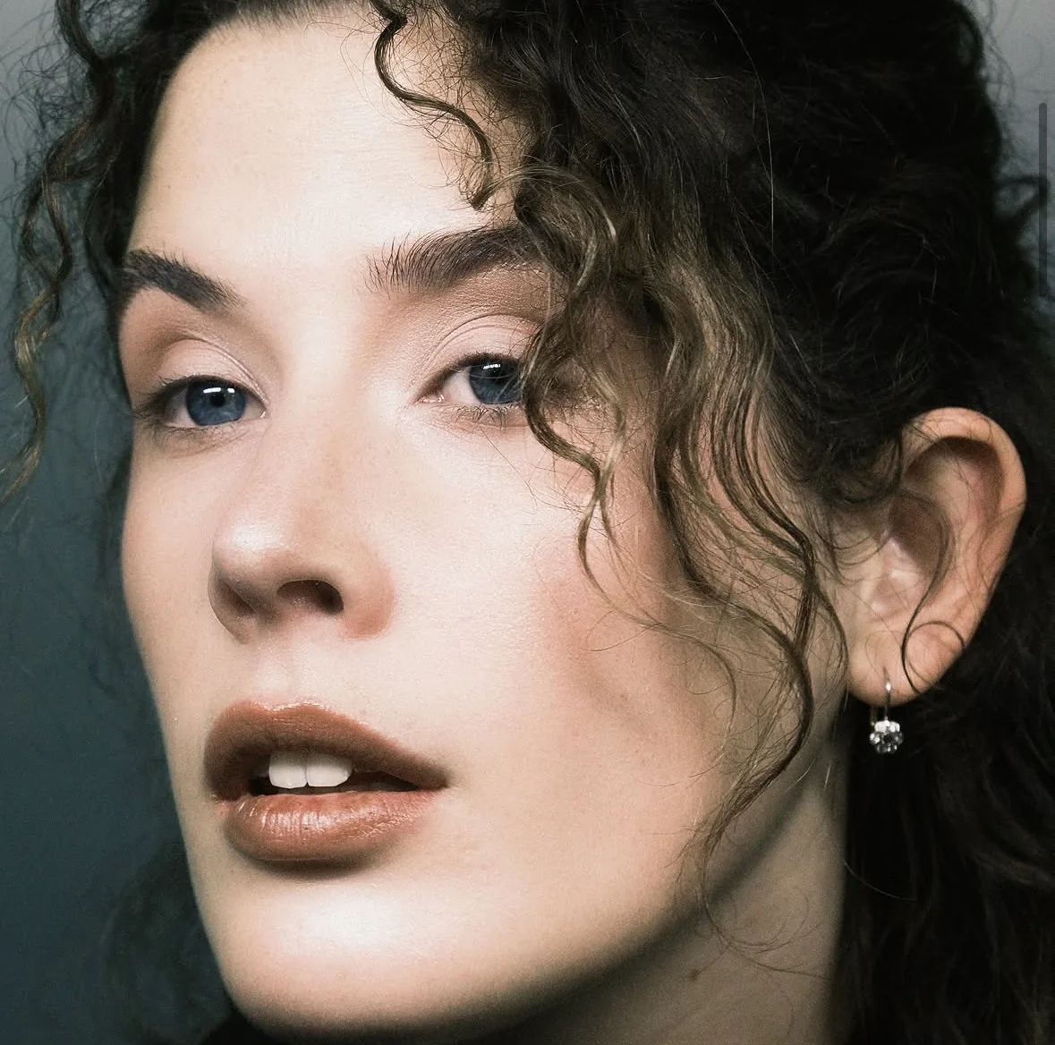 Portrait de la chanteuse namuroise Louise Barreau