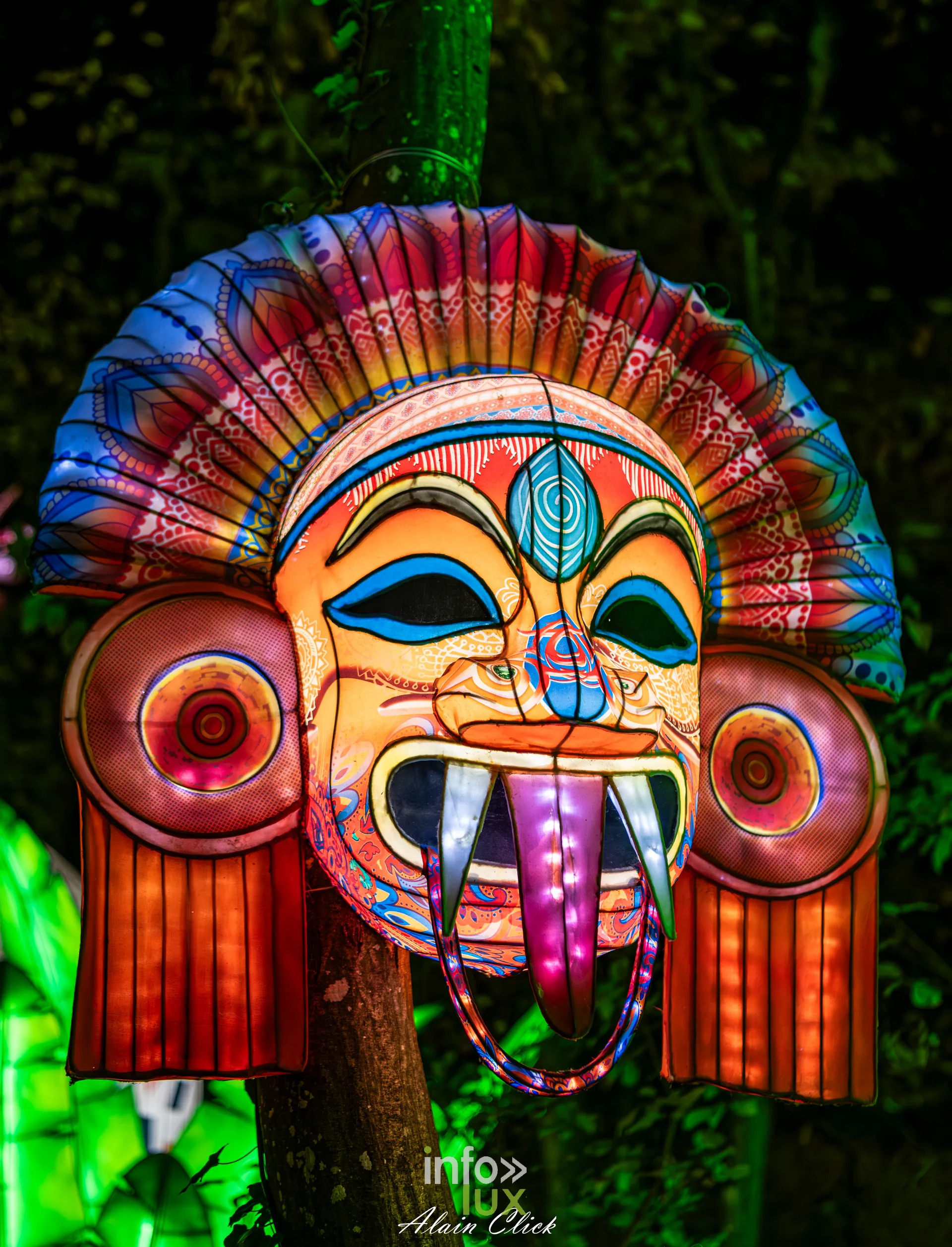 Luminescences 2026-2027 au Zoo d’Amnéville : masque géant en lanterne (photo Alain Click)