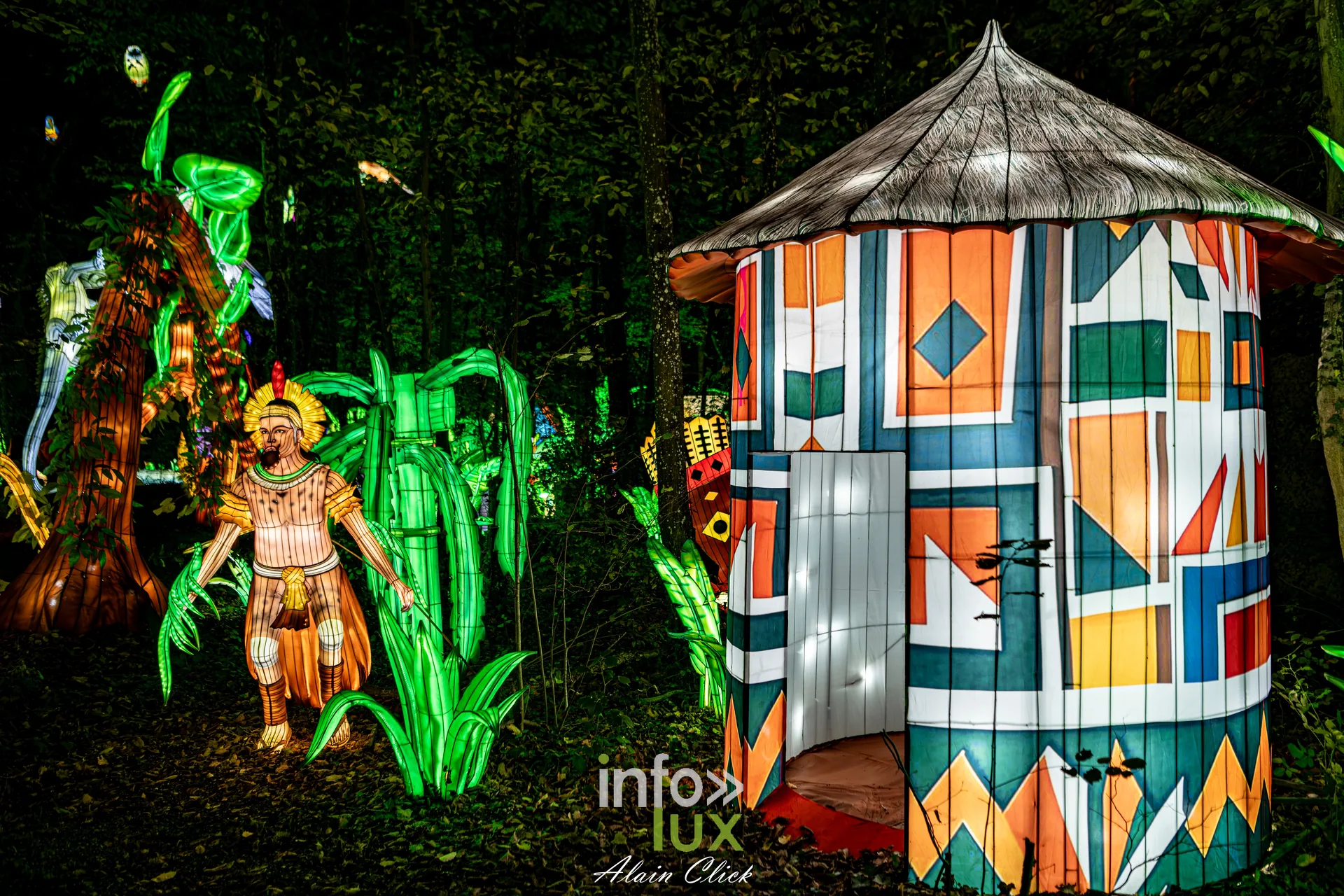 Luminescences 2026-2027 au Zoo d’Amnéville : hutte et personnage en costume traditionnel (photo Alain Click)