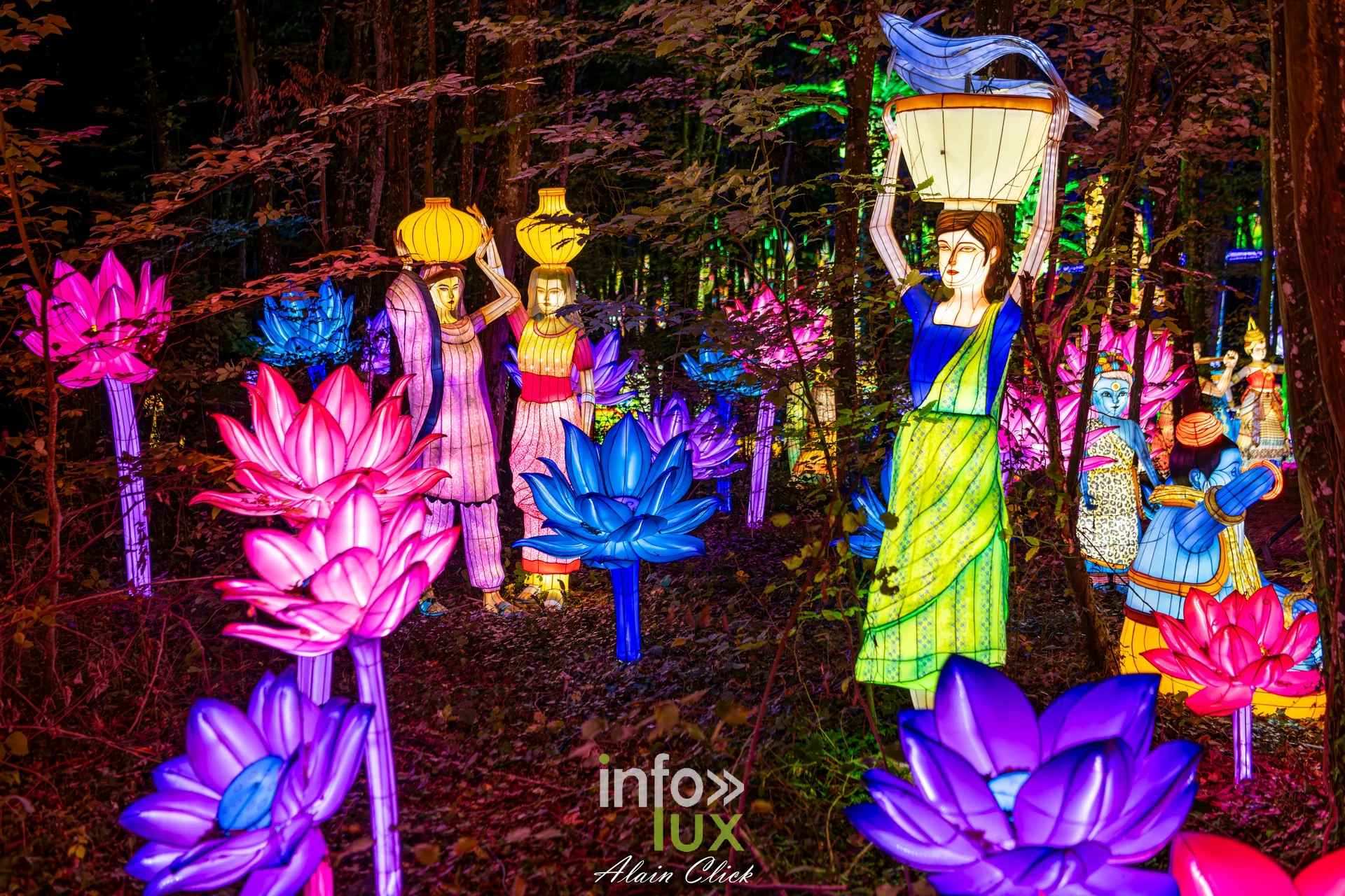 Luminescences 2026-2027 au Zoo d’Amnéville : porteuses de jarres et fleurs de lotus lumineuses (photo Alain Click)
