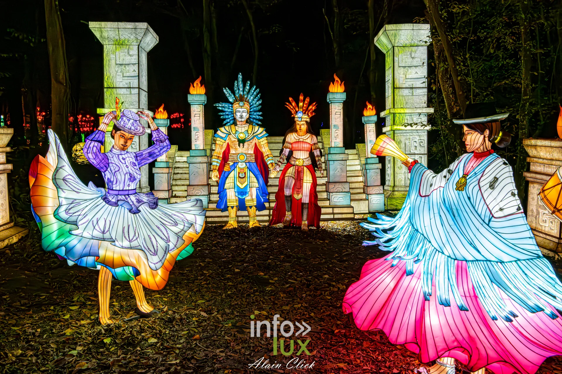 Luminescences 2026-2027 au Zoo d’Amnéville : danseurs en lanternes devant des colonnes (photo Alain Click)