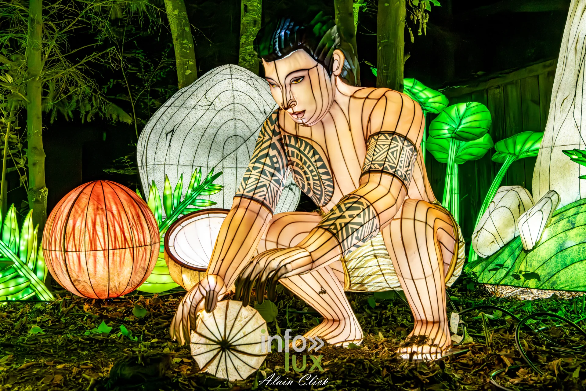 Luminescences 2026-2027 au Zoo d’Amnéville : personnage accroupi parmi des lanternes géantes (photo Alain Click)