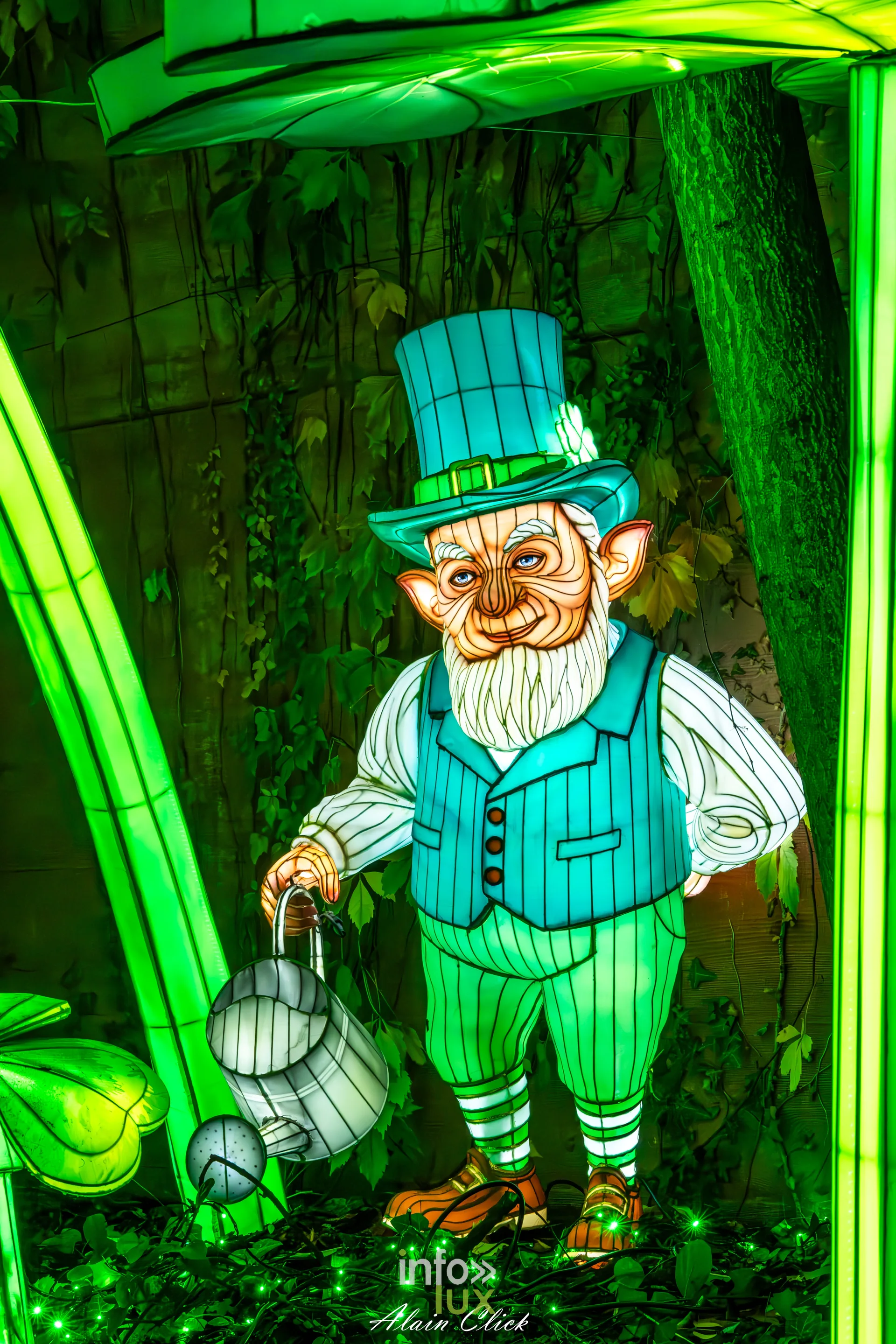 Luminescences 2026-2027 au Zoo d’Amnéville : lutin au chapeau vert et à l’arrosoir, univers de la Saint-Patrick (photo Alain Click)