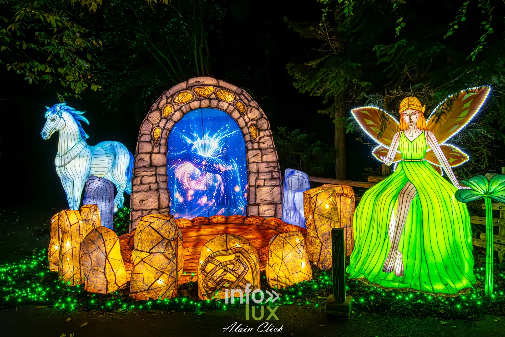 Luminescences 2026-2027 au Zoo d’Amnéville : cheval blanc, portail lumineux et fée (photo Alain Click)