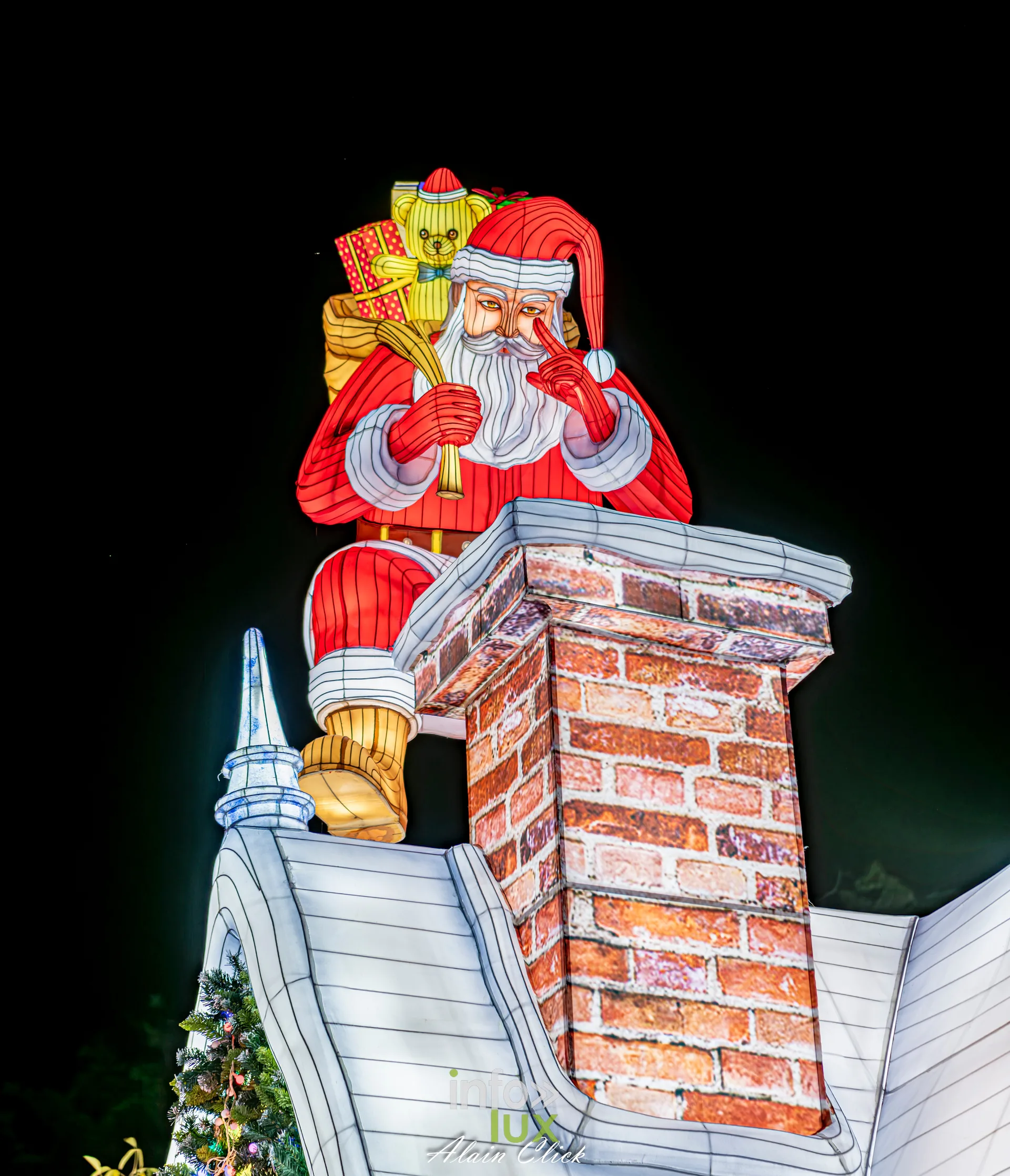 Luminescences 2026-2027 au Zoo d’Amnéville : le Père Noël sur une cheminée (photo Alain Click)