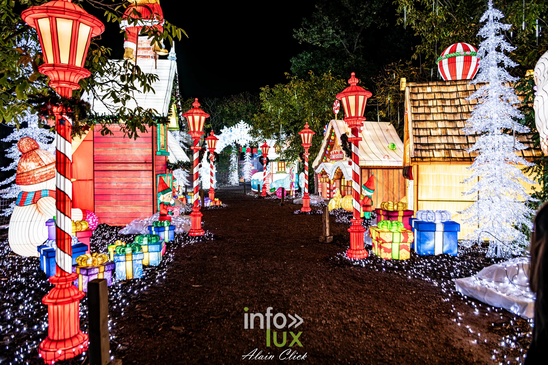 Luminescences 2026-2027 au Zoo d’Amnéville : allée de lampadaires et de chalets illuminés, univers de Noël (photo Alain Click)
