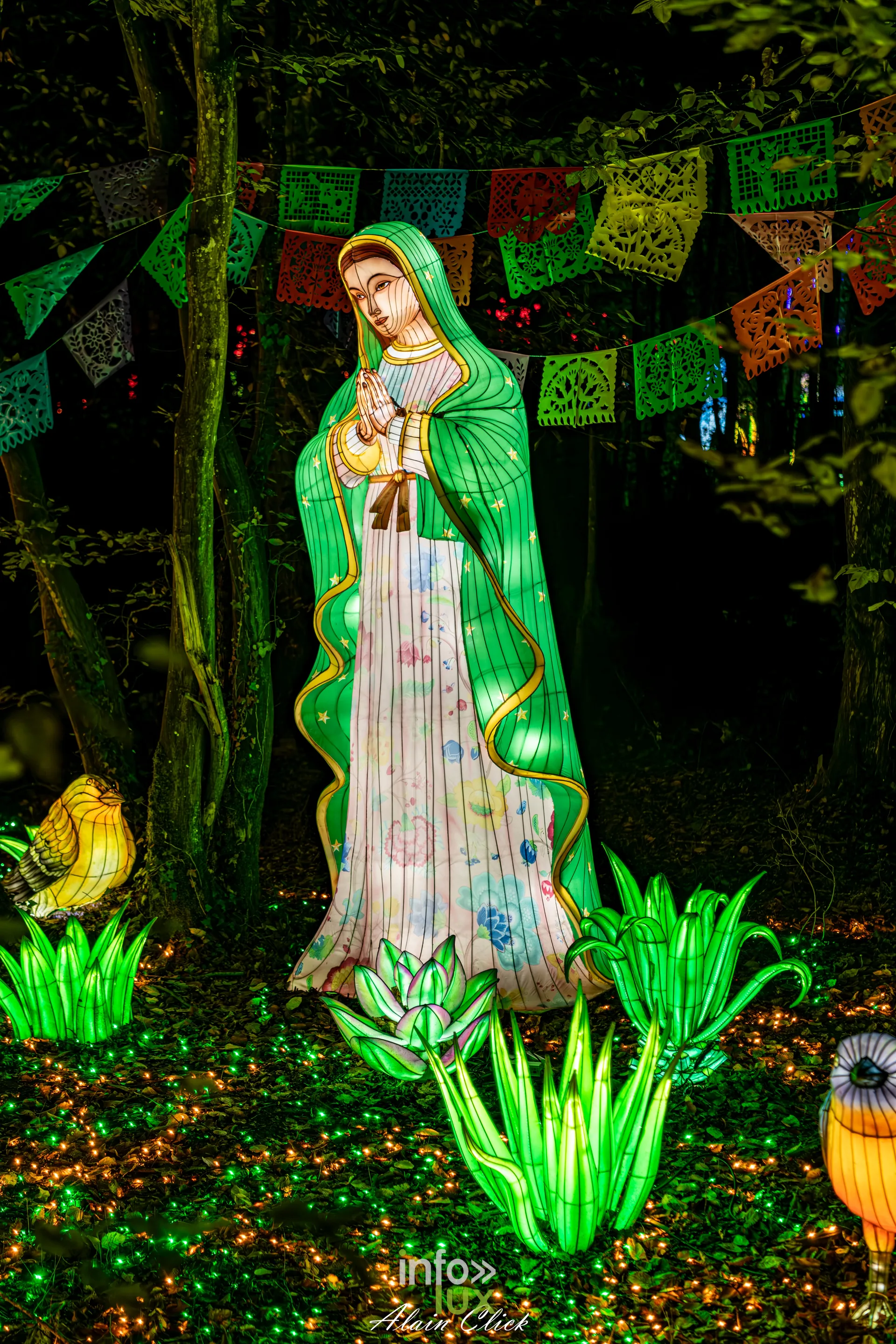 Luminescences 2026-2027 au Zoo d’Amnéville : une scène sous des guirlandes de papel picado (photo Alain Click)