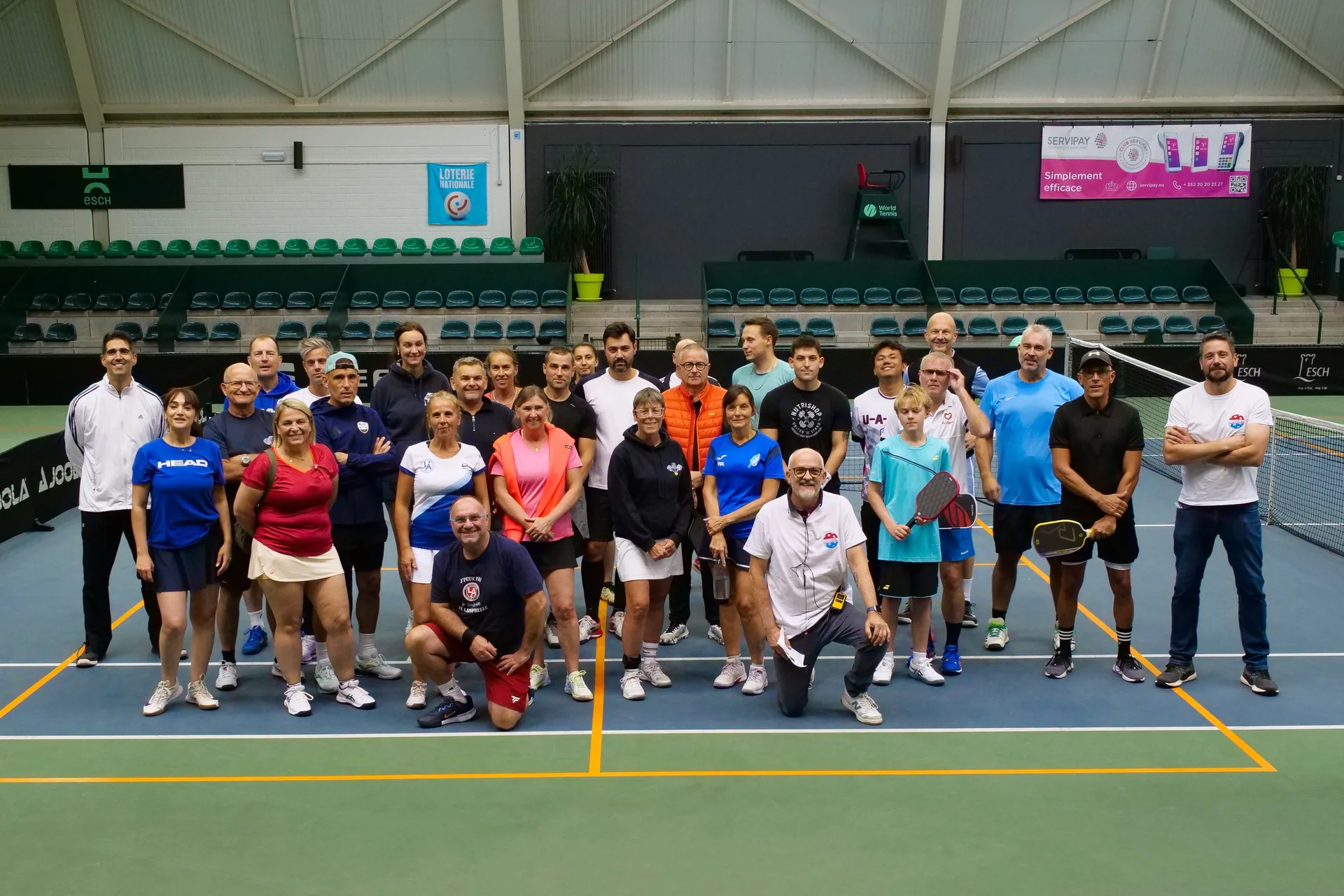 2e Luxembourg International Pickleball Open, Esch-sur-Alzette, octobre 2026 : photo de groupe des joueurs sur un court du Centre national de tennis (photo Michel Parol / FLT)