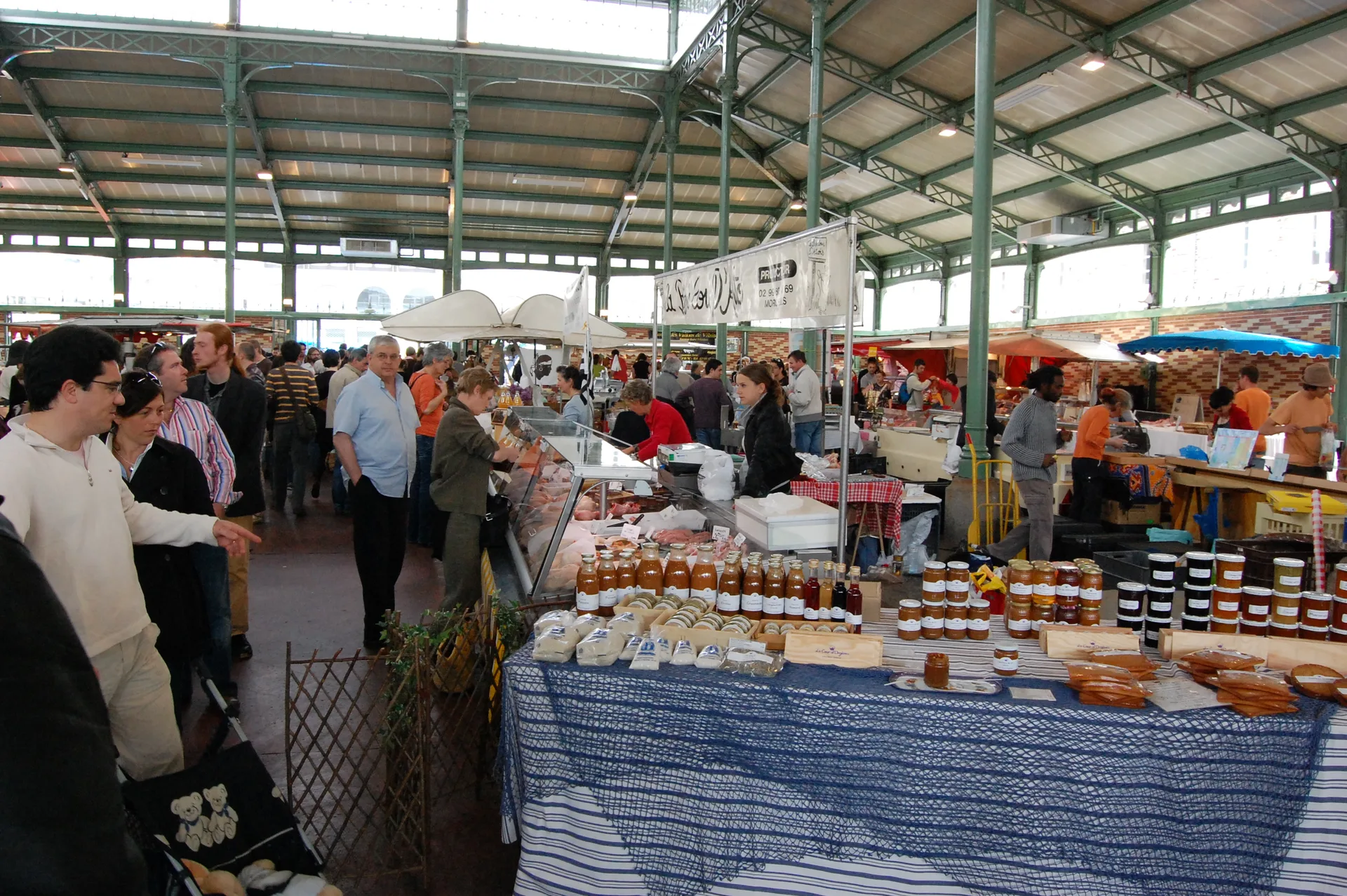 La halle Martenot, au cœur du marché des Lices à Rennes La halle Martenot pendant le marché des Lices à Rennes