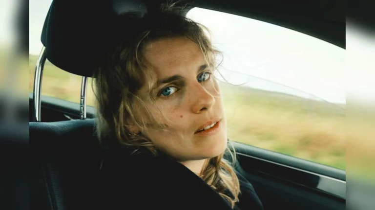 La chanteuse britannique Marika Hackman assise dans une voiture