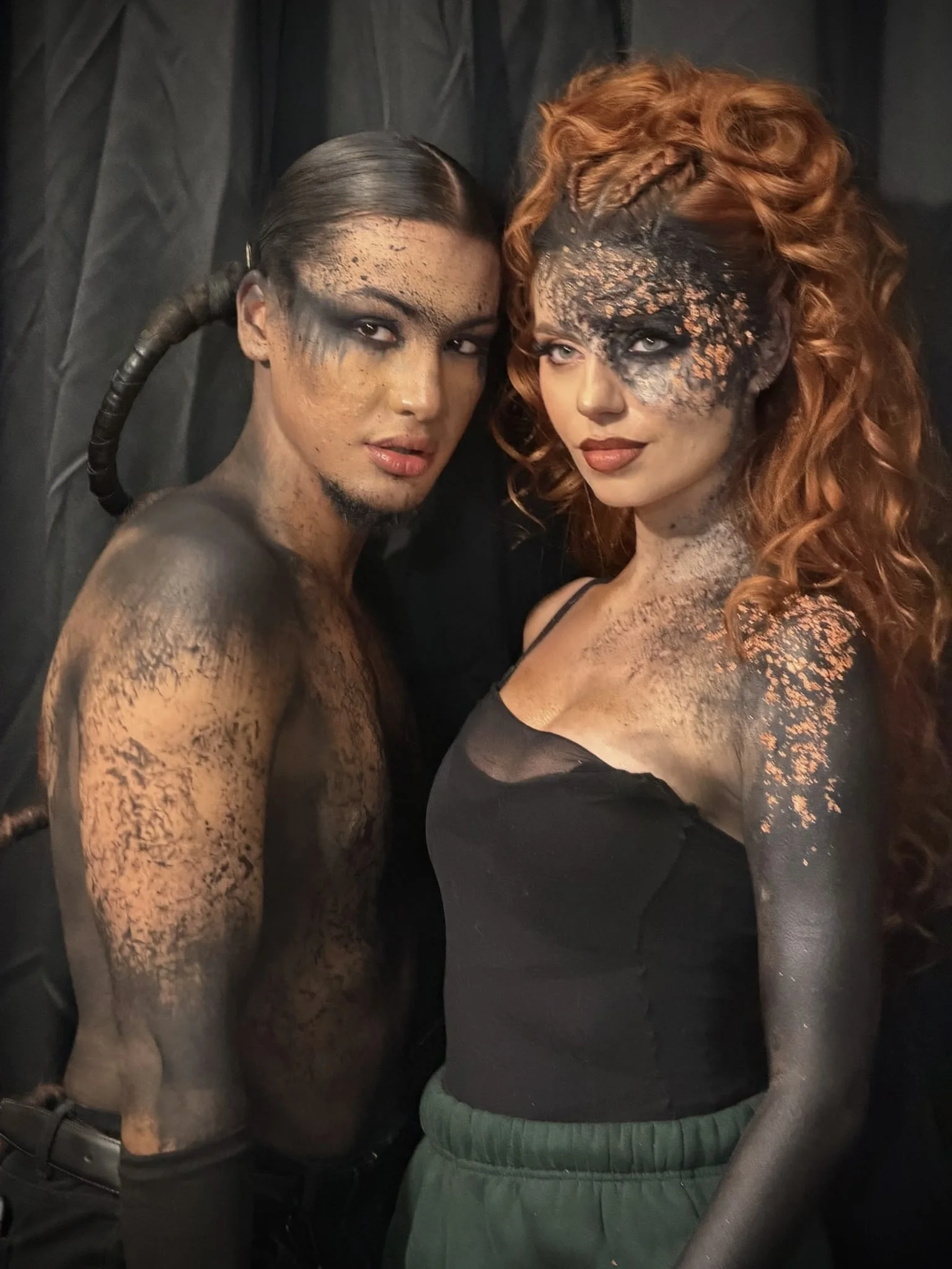 Marine et un autre mannequin du show, maquillages noirs et dorés, en coulisses