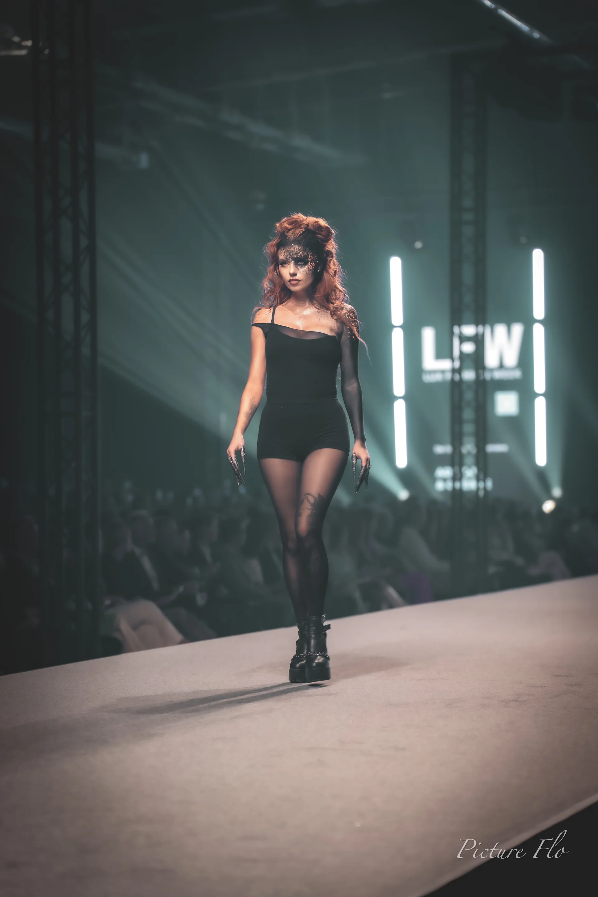 Marine défilant seule sur le podium de la Lux Fashion Week 2026 à Arlon
