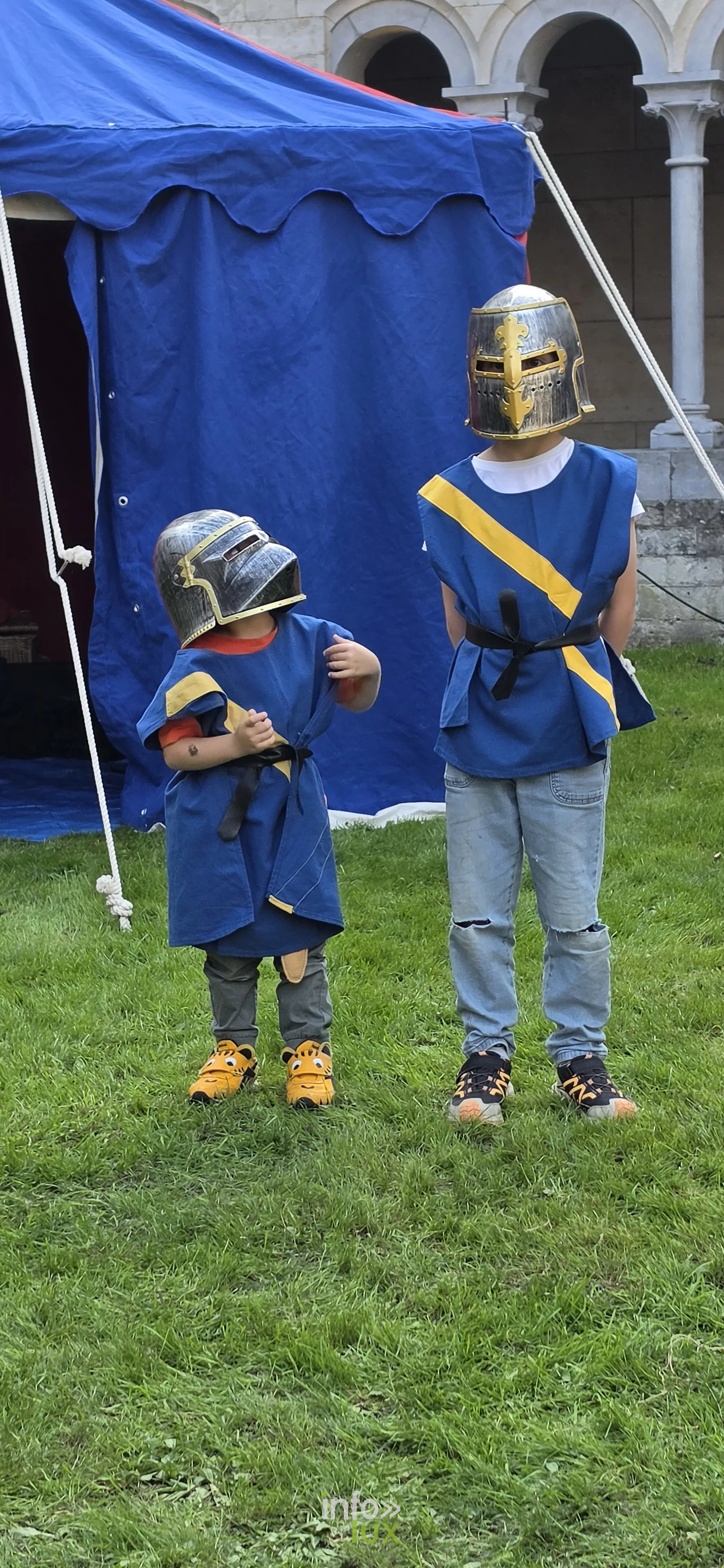 Les Médiévales de Nivelles, 3 octobre 2026 : Des enfants casqués, pique en bois à la main