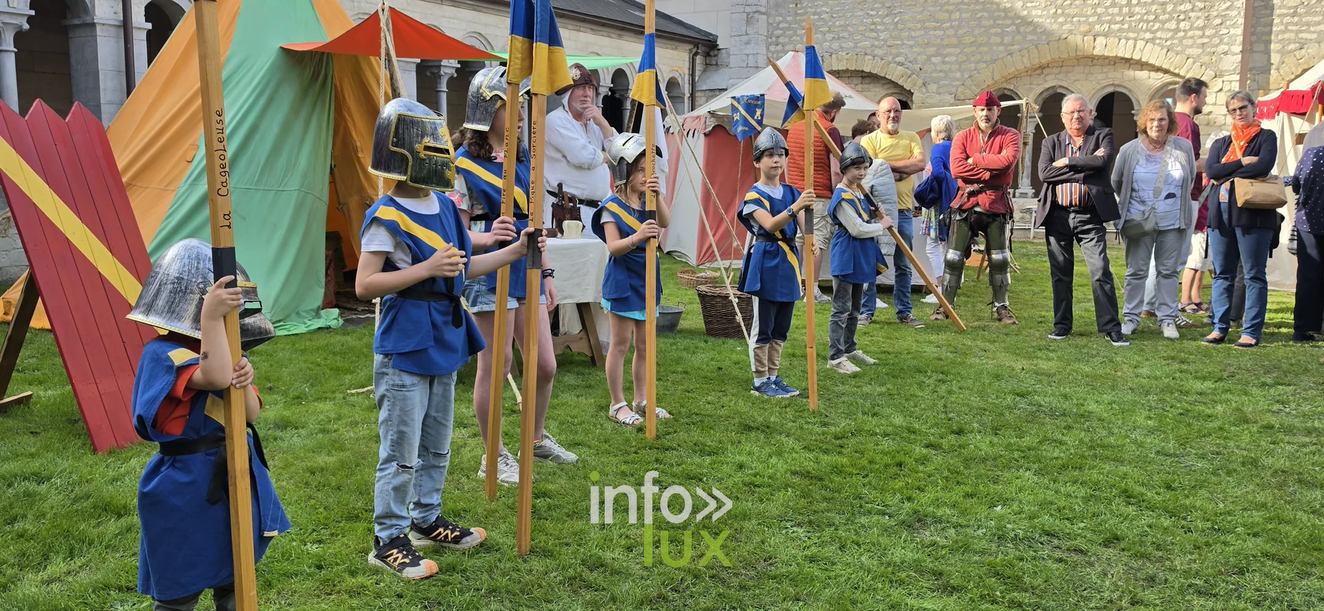 Les Médiévales de Nivelles, 3 octobre 2026 : Des enfants casqués, pique en bois à la main