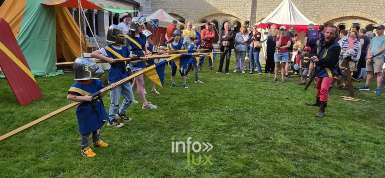 Les Médiévales de Nivelles, 3 octobre 2026 : Des enfants casqués, pique en bois à la main