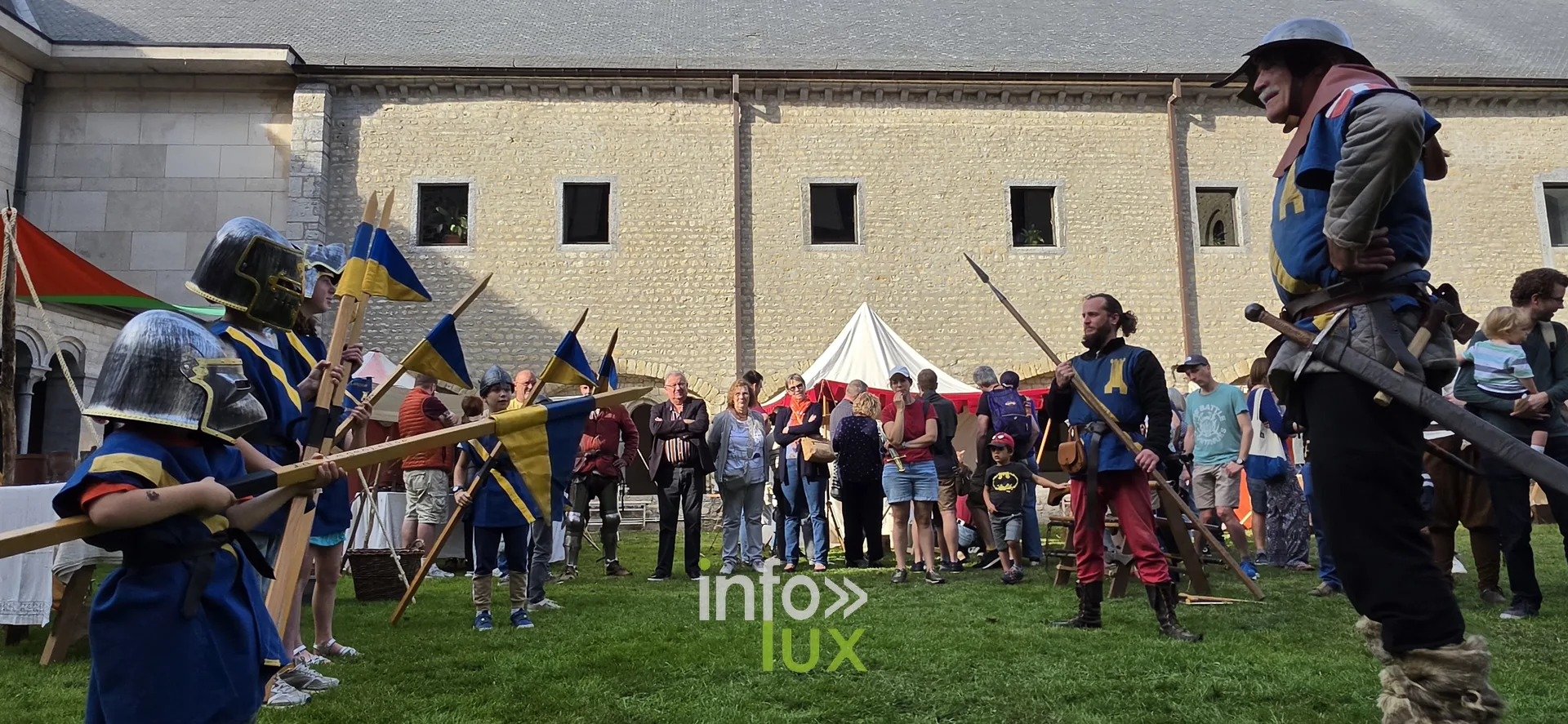 Les Médiévales de Nivelles, 3 octobre 2026 : Des enfants casqués, pique en bois à la main