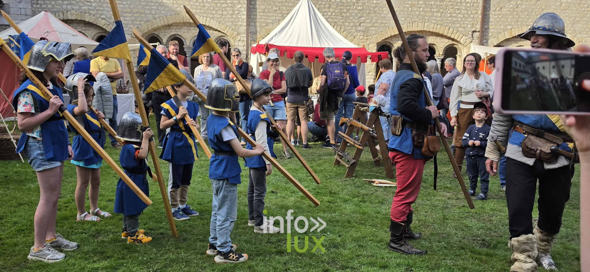 Les Médiévales de Nivelles, 3 octobre 2026 : Des enfants casqués, pique en bois à la main