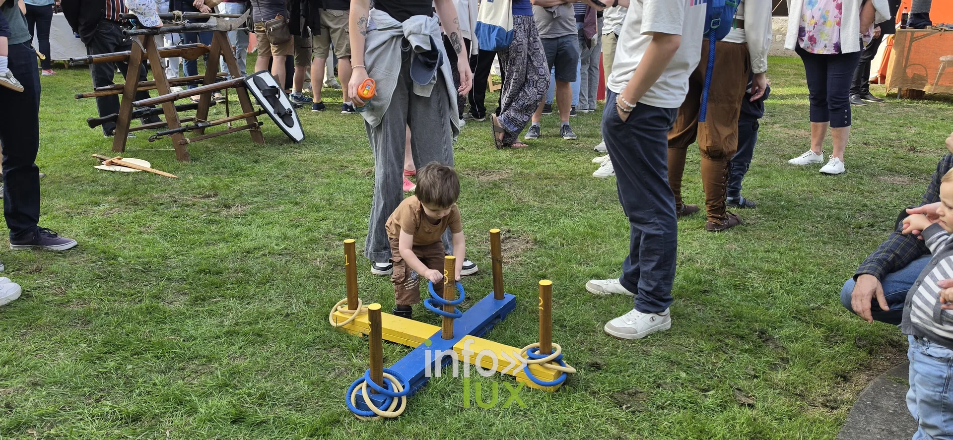 Les Médiévales de Nivelles, 3 octobre 2026 : Des enfants casqués, pique en bois à la main
