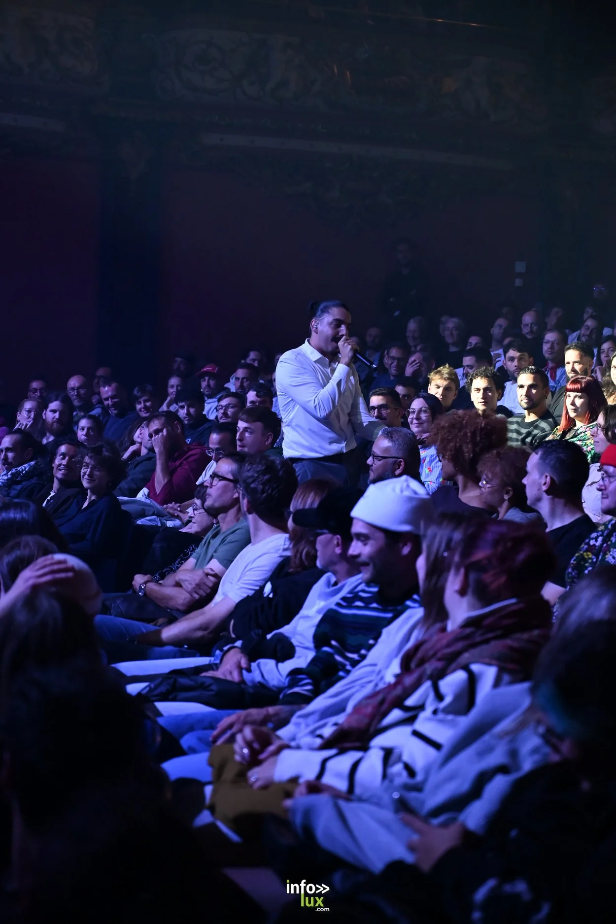 Dori au micro, au milieu du public de la salle Poirel, Nancy Jazz Pulsations, 9 octobre 2026 (photo ML Bastien)