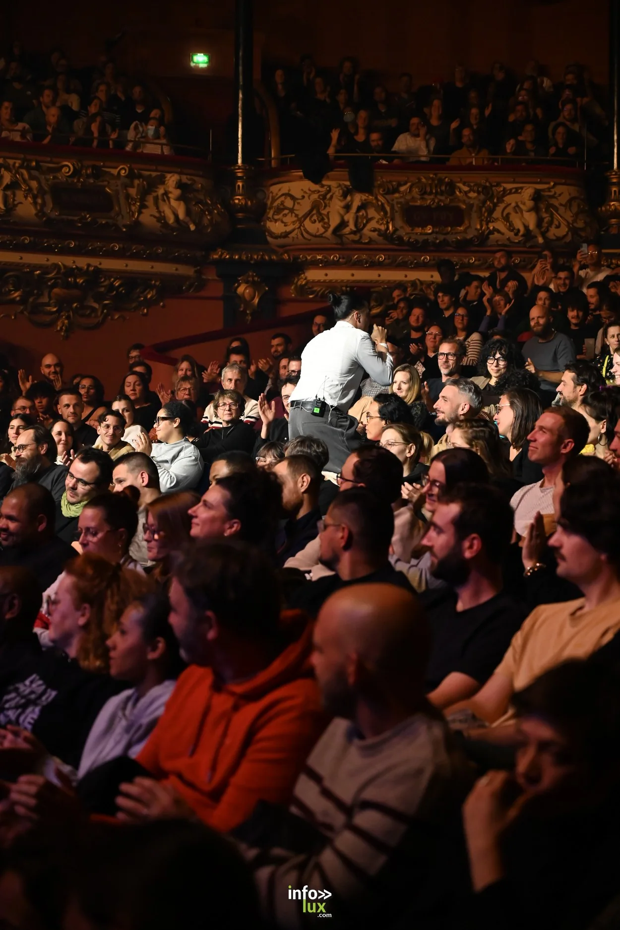 Dori au micro, au milieu du public de la salle Poirel, Nancy Jazz Pulsations, 9 octobre 2026 (photo ML Bastien)
