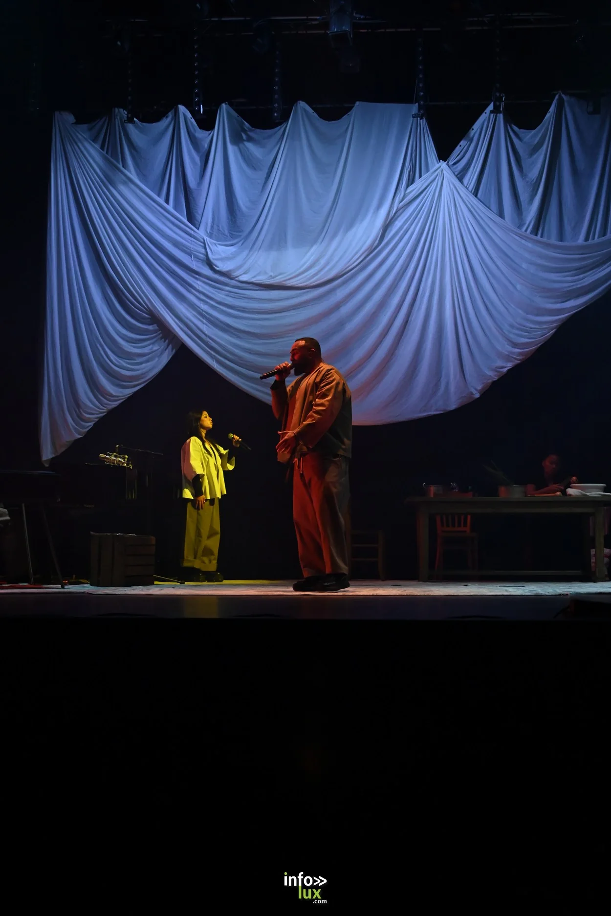 Le spectacle Enfants du destin, Tournée acoustique : comédiens et musiciens sur la scène de la salle Poirel, Nancy Jazz Pulsations, 9 octobre 2026 (photo ML Bastien)