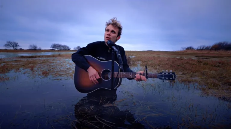 MUNE à la guitare dans le live « Après l’orage », tourné en zone inondée