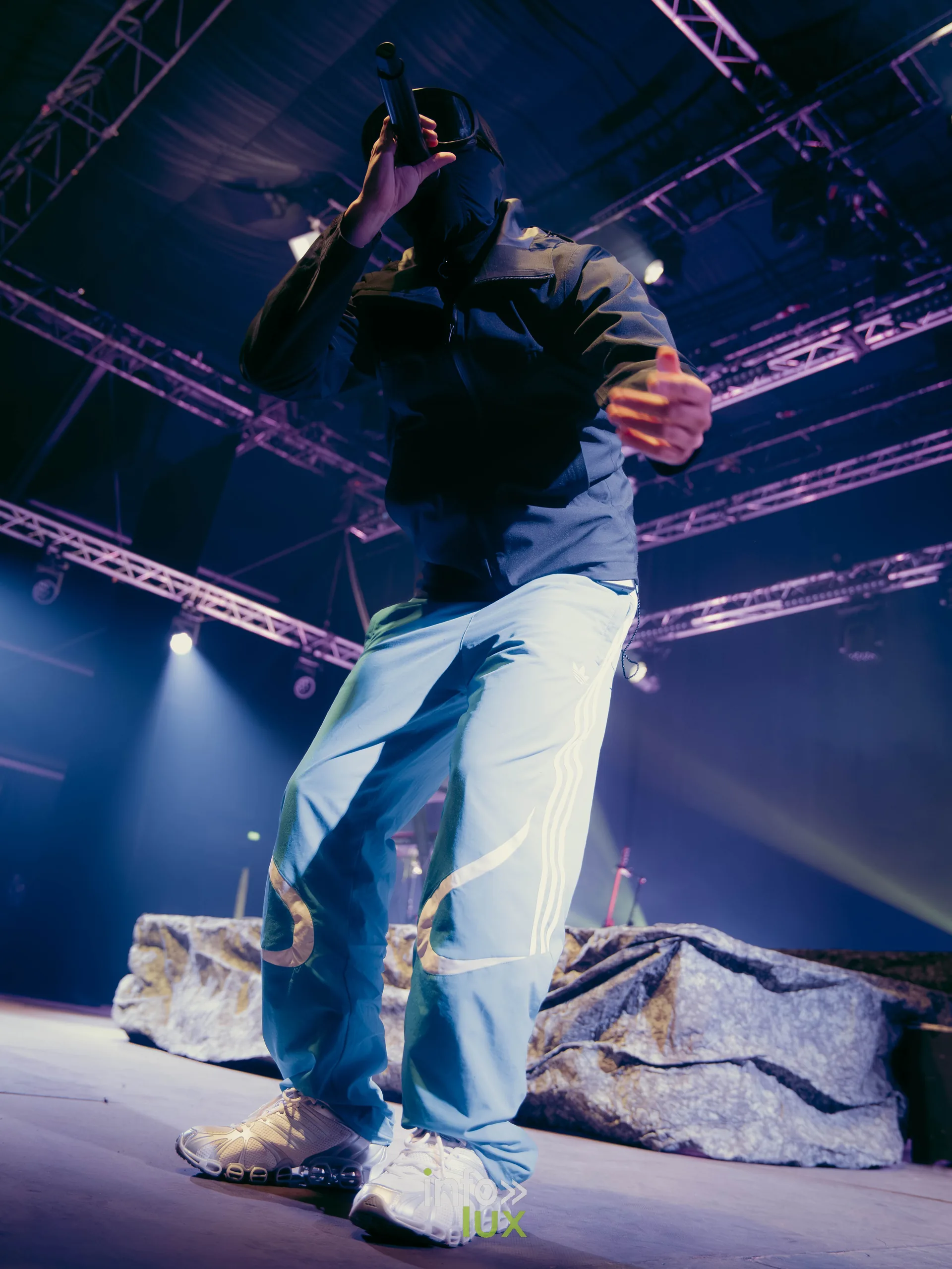 Houdi sur la scène du Chapiteau de la Pépinière, soirée rap de Nancy Jazz Pulsations, Nancy, 10 octobre 2026 (photo Rawzen0)