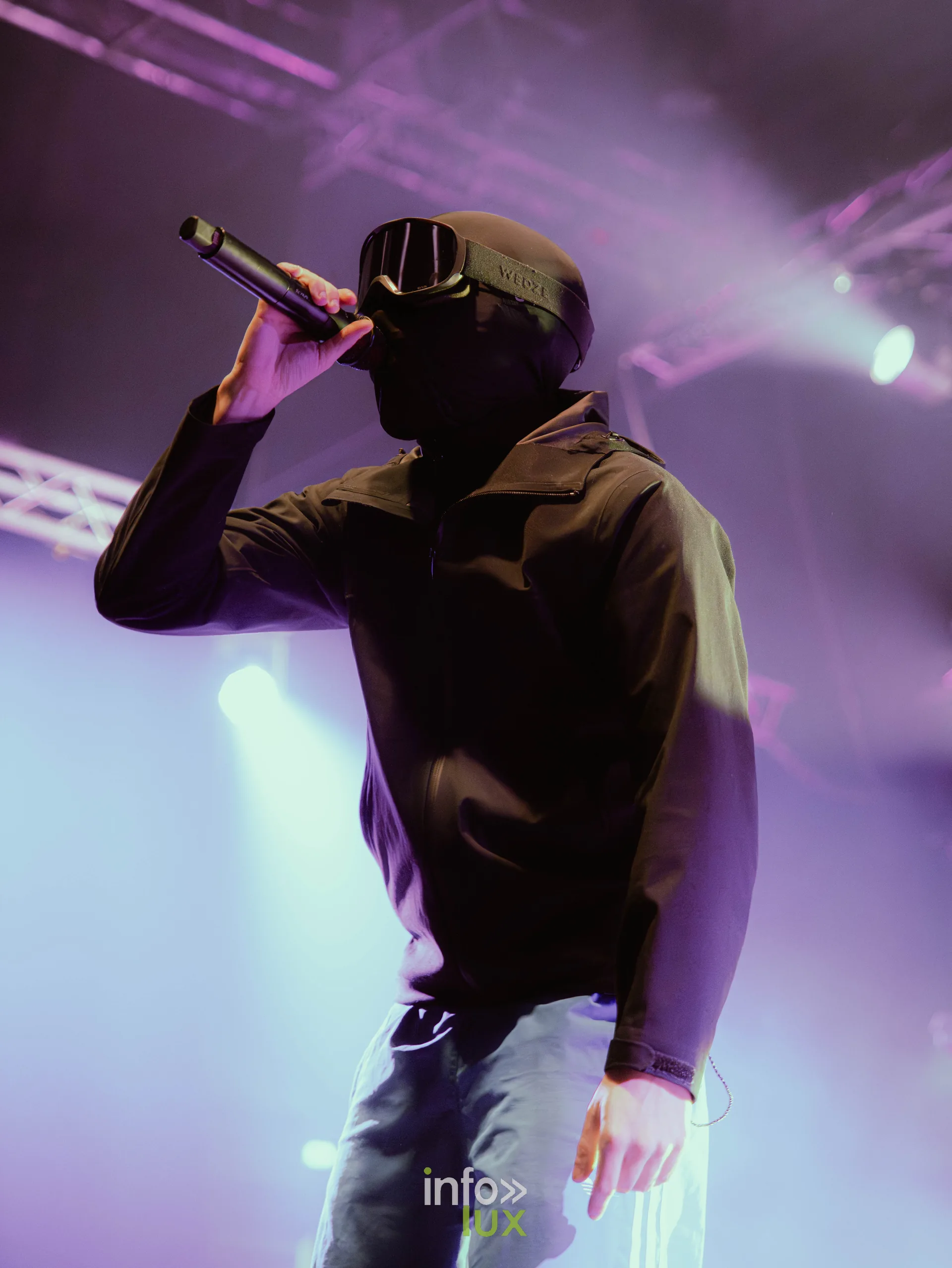 Houdi sur la scène du Chapiteau de la Pépinière, soirée rap de Nancy Jazz Pulsations, Nancy, 10 octobre 2026 (photo Rawzen0)