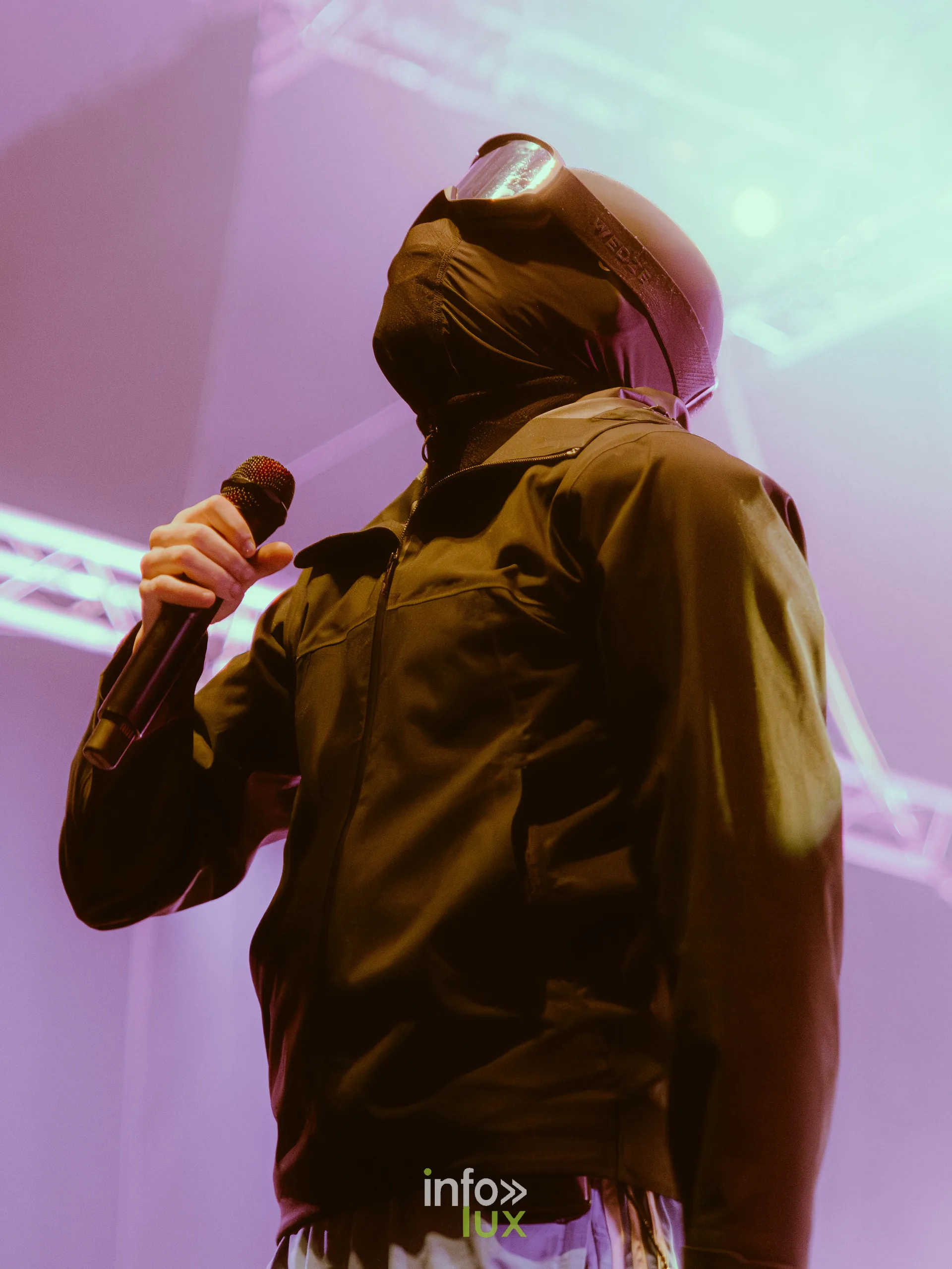Houdi sur la scène du Chapiteau de la Pépinière, soirée rap de Nancy Jazz Pulsations, Nancy, 10 octobre 2026 (photo Rawzen0)