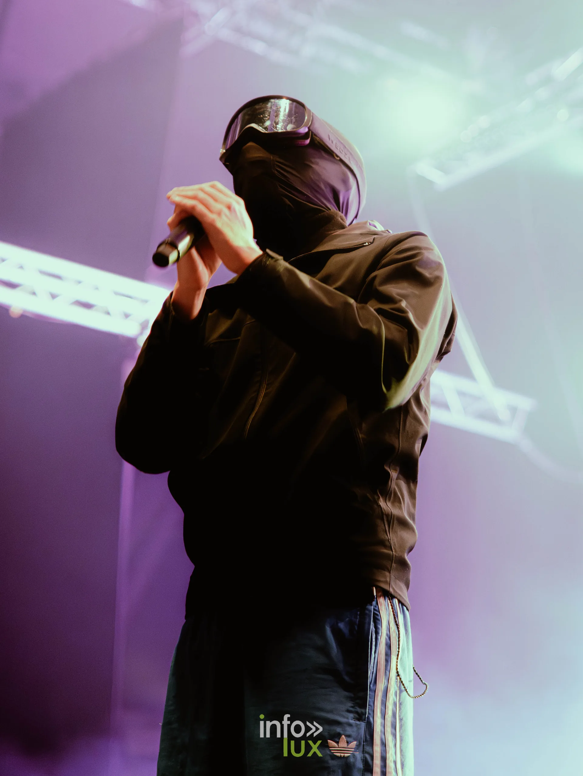 Houdi sur la scène du Chapiteau de la Pépinière, soirée rap de Nancy Jazz Pulsations, Nancy, 10 octobre 2026 (photo Rawzen0)