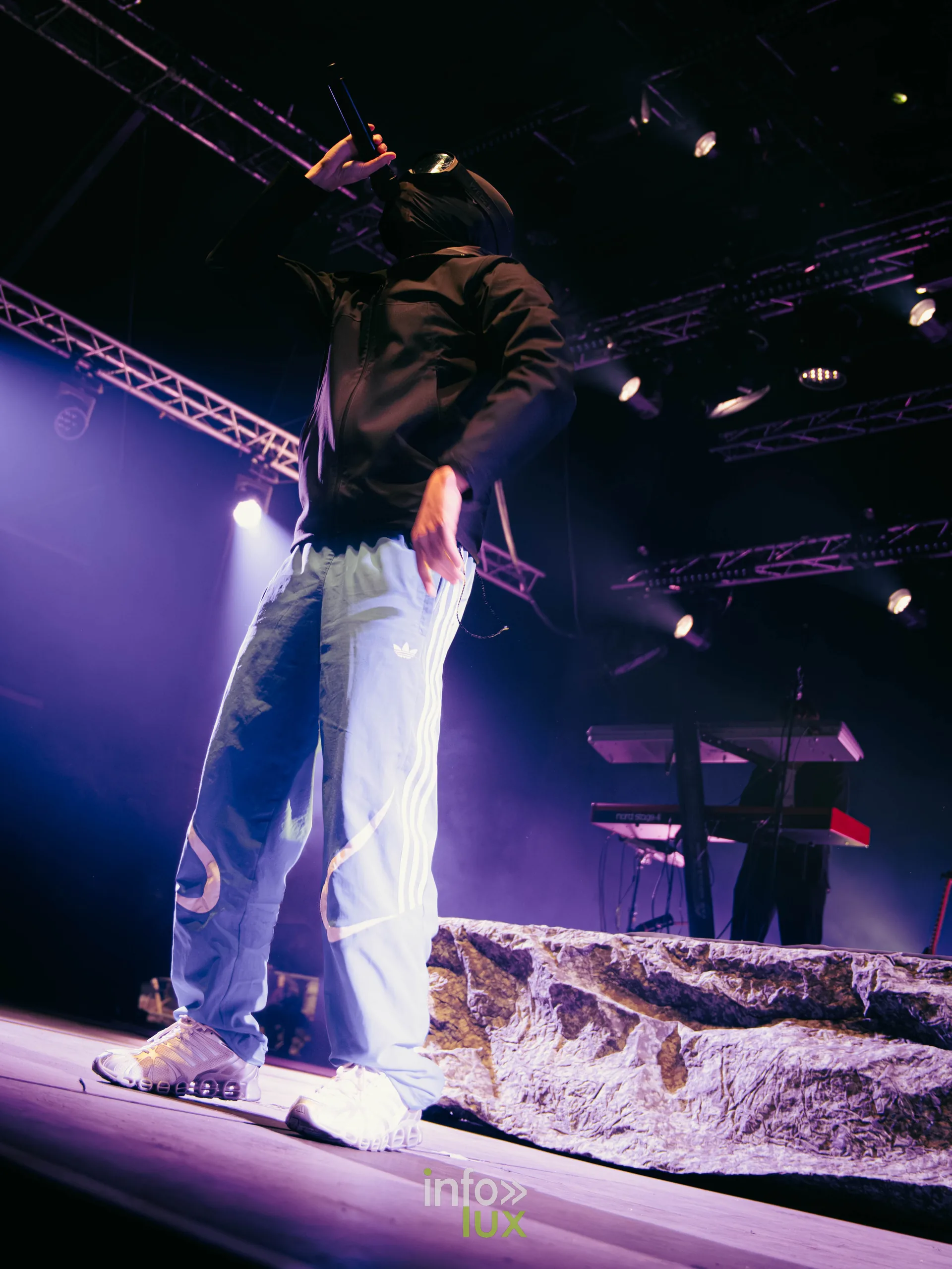 Houdi sur la scène du Chapiteau de la Pépinière, soirée rap de Nancy Jazz Pulsations, Nancy, 10 octobre 2026 (photo Rawzen0)