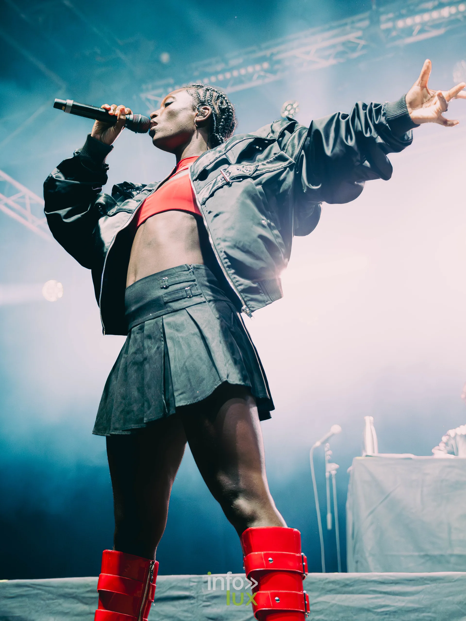Juste Shani sur la scène du Chapiteau de la Pépinière, soirée rap de Nancy Jazz Pulsations, Nancy, 10 octobre 2026 (photo Rawzen0)