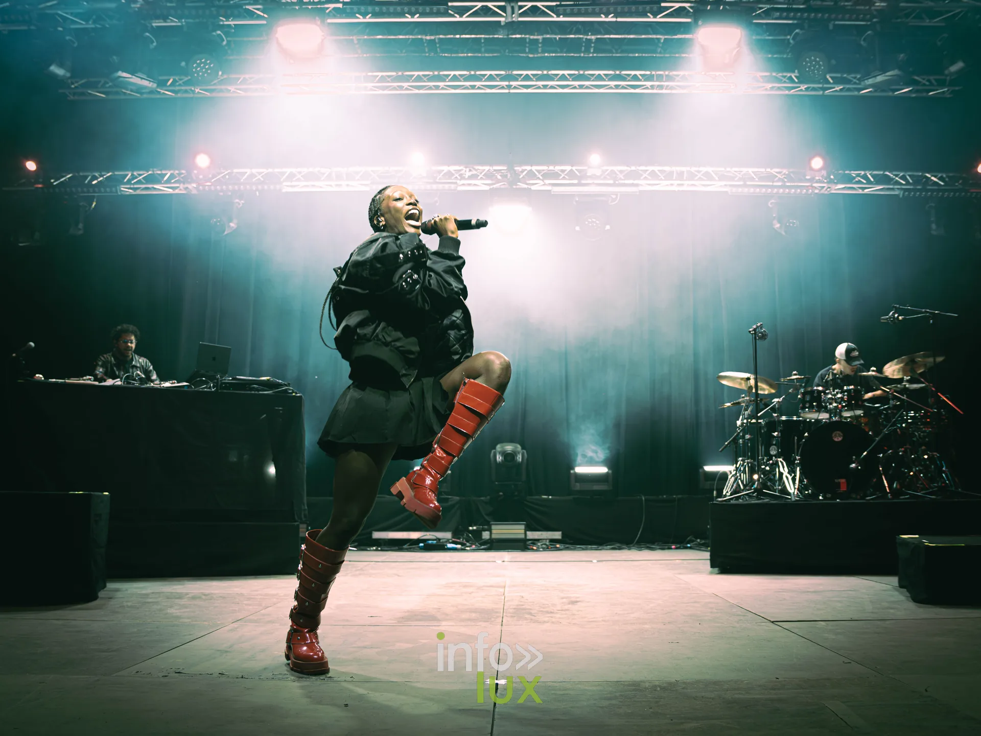Juste Shani sur la scène du Chapiteau de la Pépinière, soirée rap de Nancy Jazz Pulsations, Nancy, 10 octobre 2026 (photo Rawzen0)