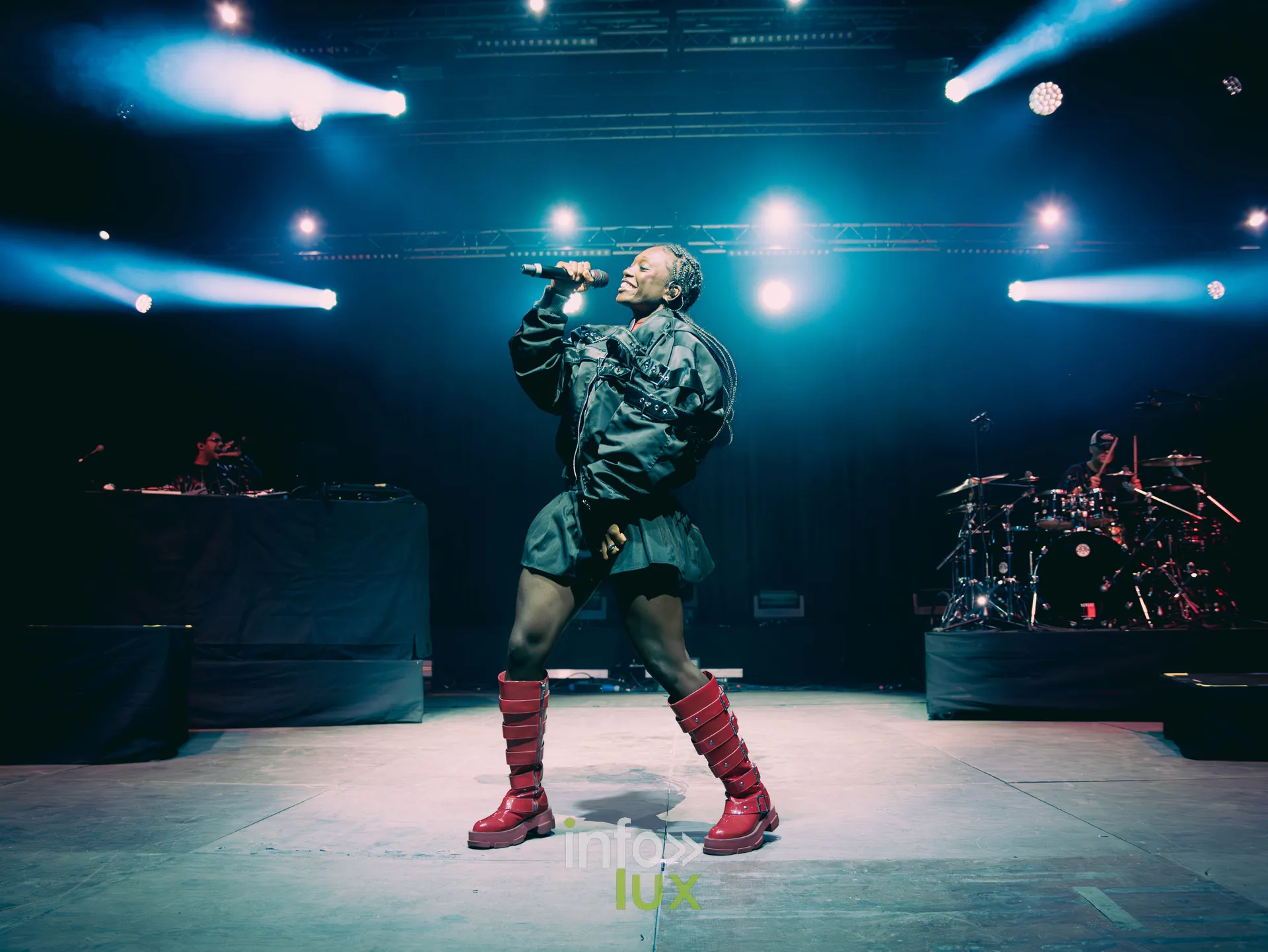 Juste Shani sur la scène du Chapiteau de la Pépinière, soirée rap de Nancy Jazz Pulsations, Nancy, 10 octobre 2026 (photo Rawzen0)