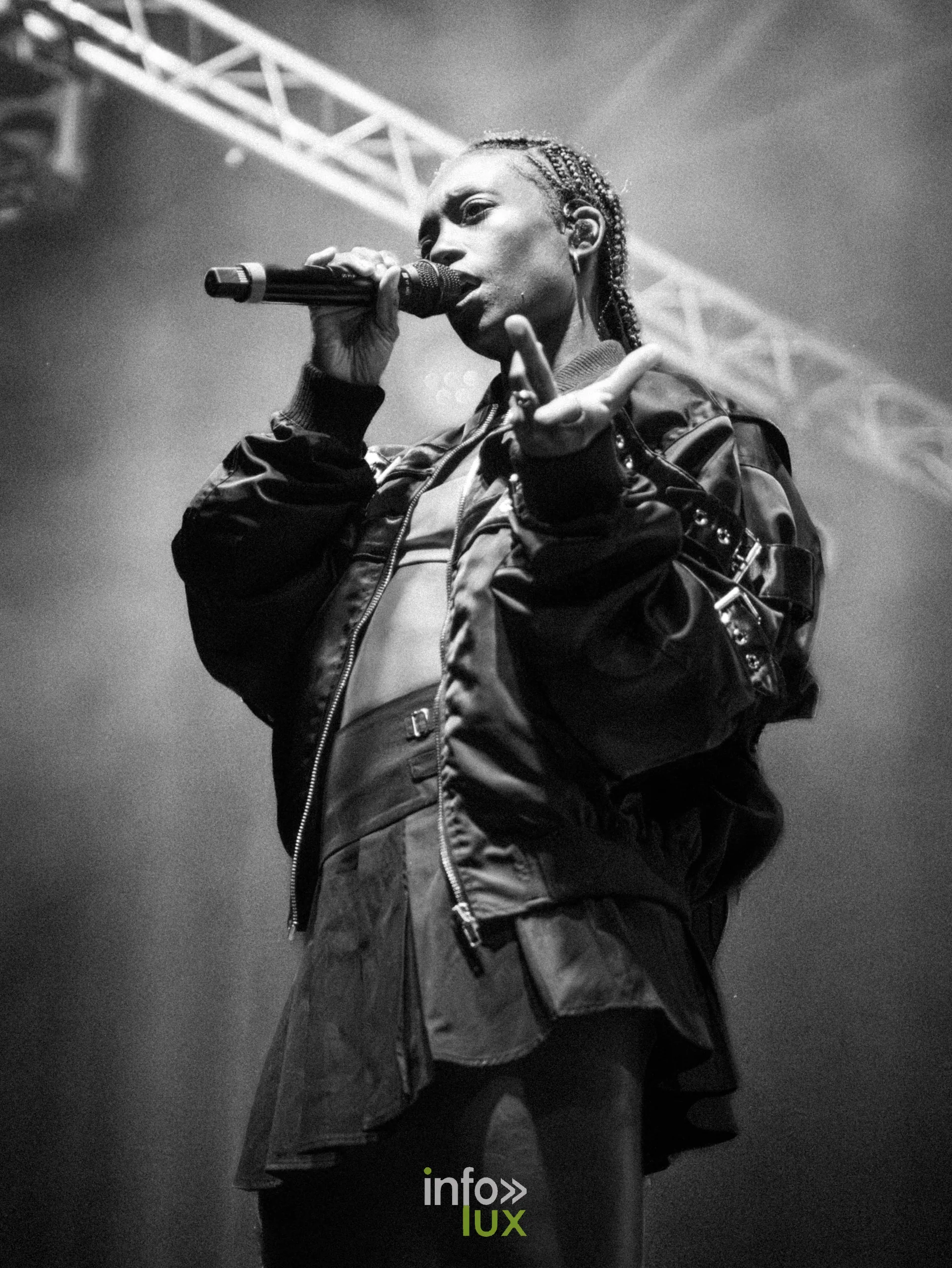 Juste Shani sur la scène du Chapiteau de la Pépinière, soirée rap de Nancy Jazz Pulsations, Nancy, 10 octobre 2026 (photo Rawzen0)