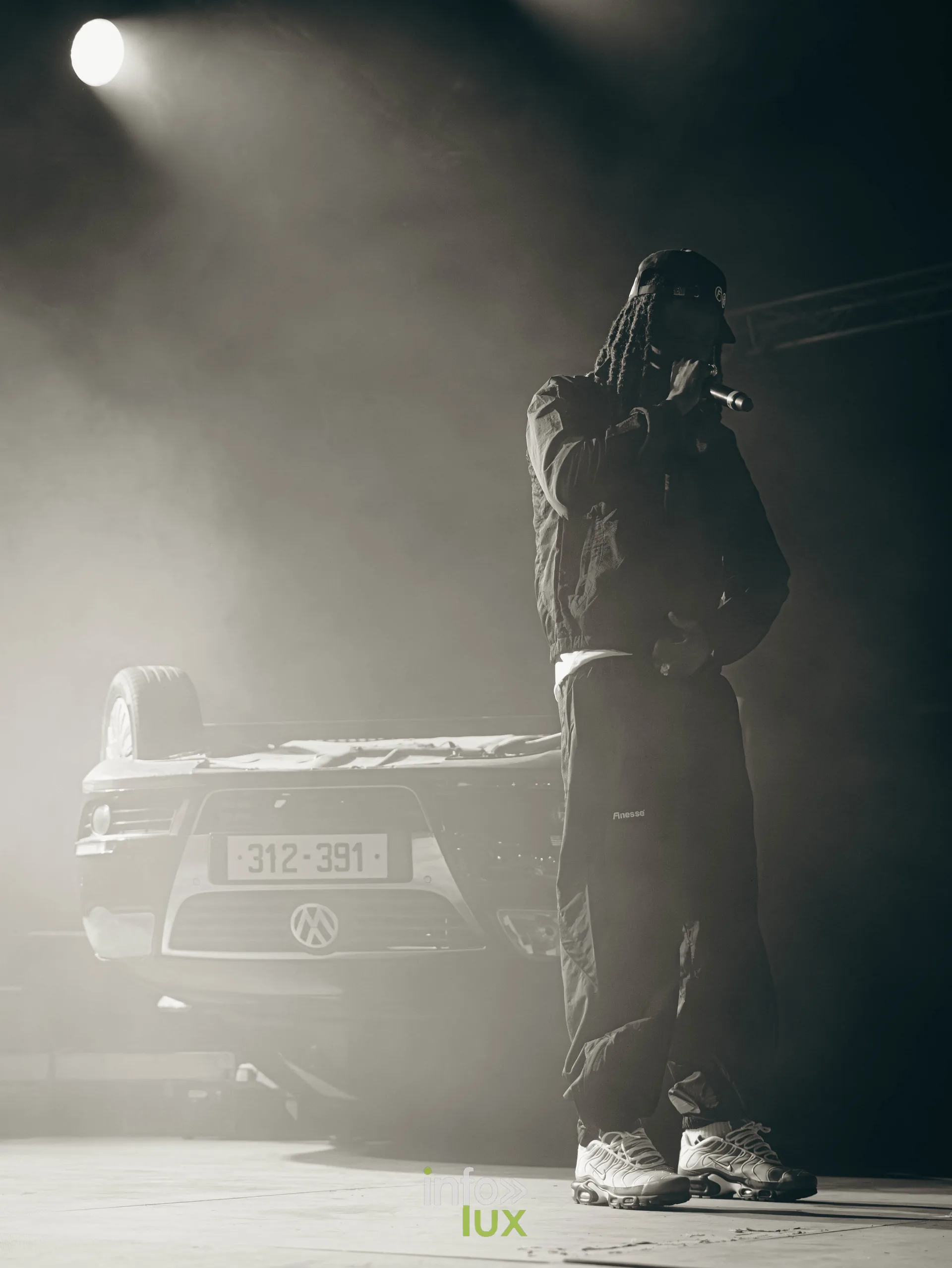 La Rvfleuze devant la voiture retournée installée sur scène, Chapiteau de la Pépinière, Nancy Jazz Pulsations, 10 octobre 2026 (photo Rawzen0)