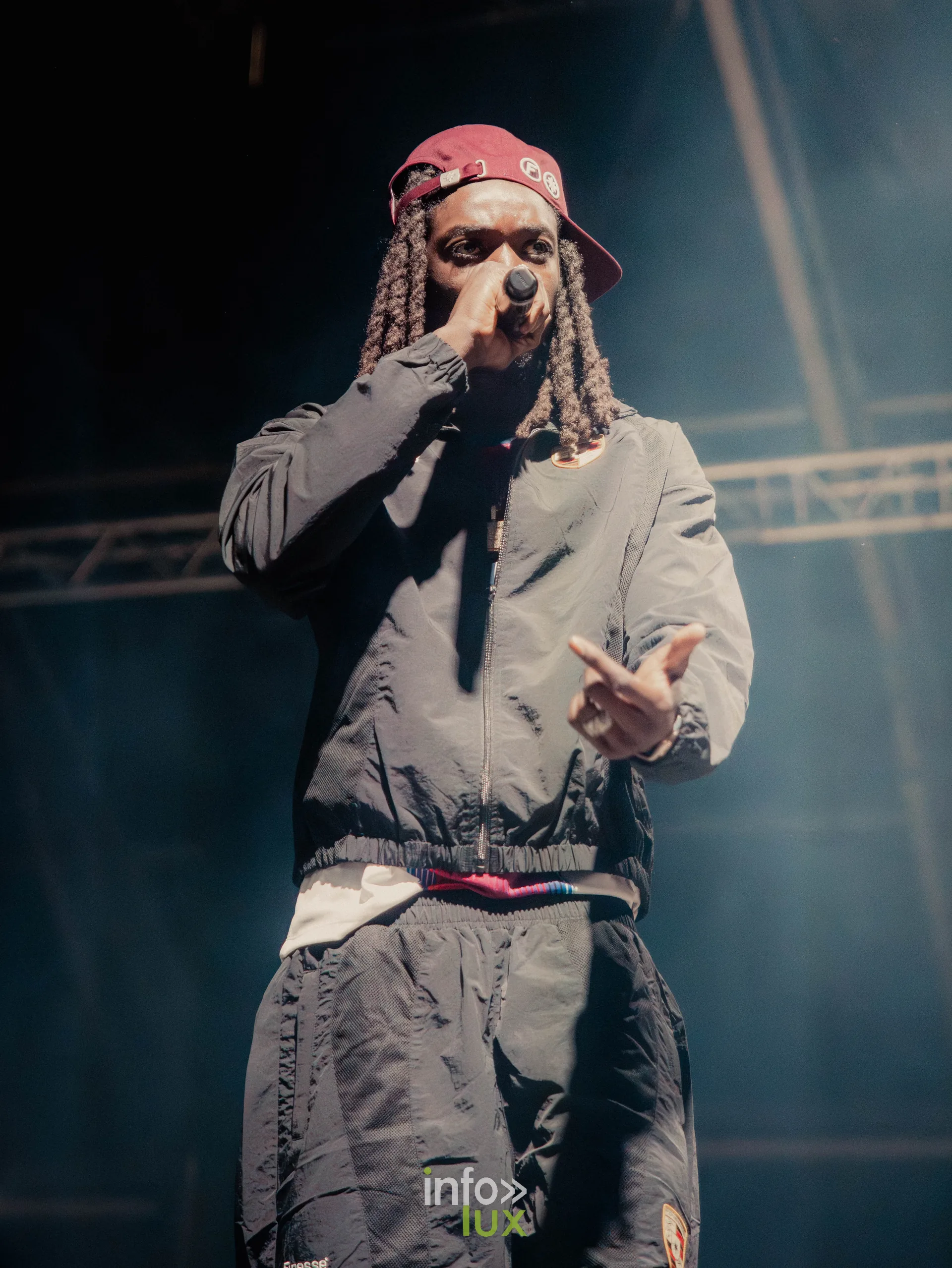 La Rvfleuze sur la scène du Chapiteau de la Pépinière, soirée rap de Nancy Jazz Pulsations, Nancy, 10 octobre 2026 (photo Rawzen0)