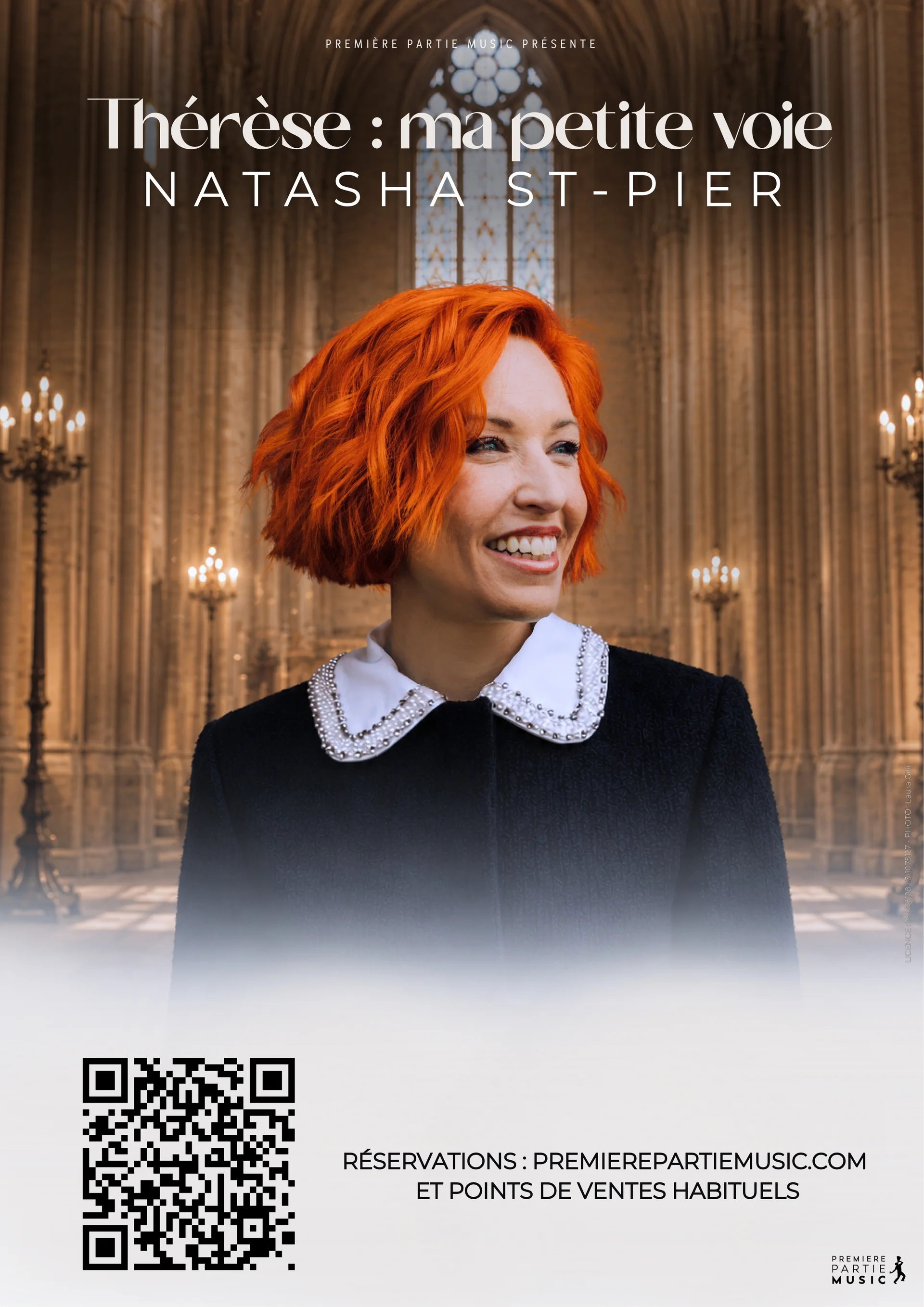 Affiche du spectacle Thérèse : ma petite voie de Natasha St-Pier, la chanteuse souriante dans une église éclairée aux chandeliers