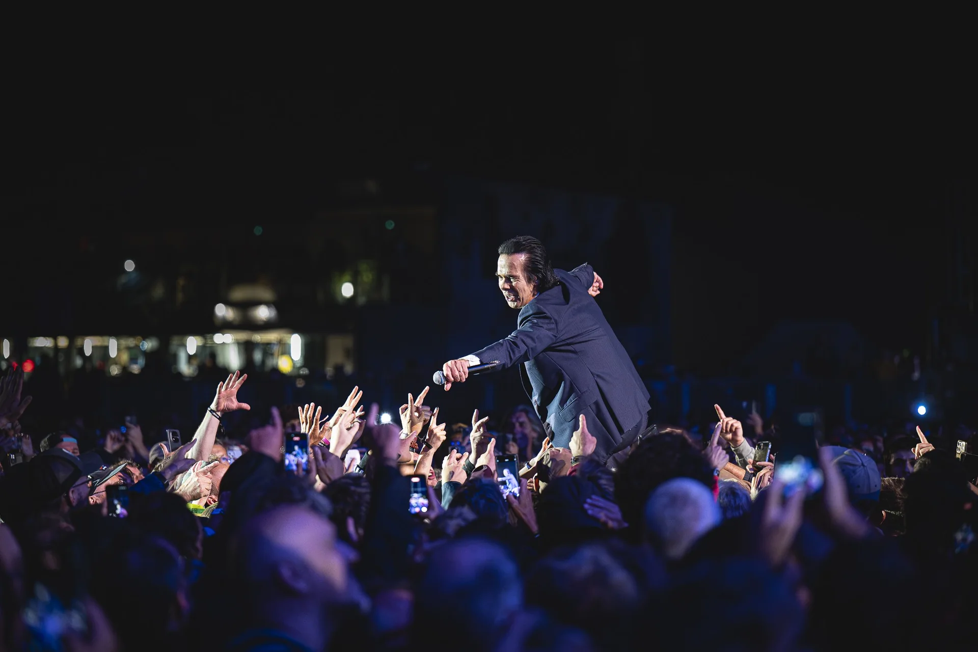 Nick Cave au contact du public au Cabaret Vert 2026