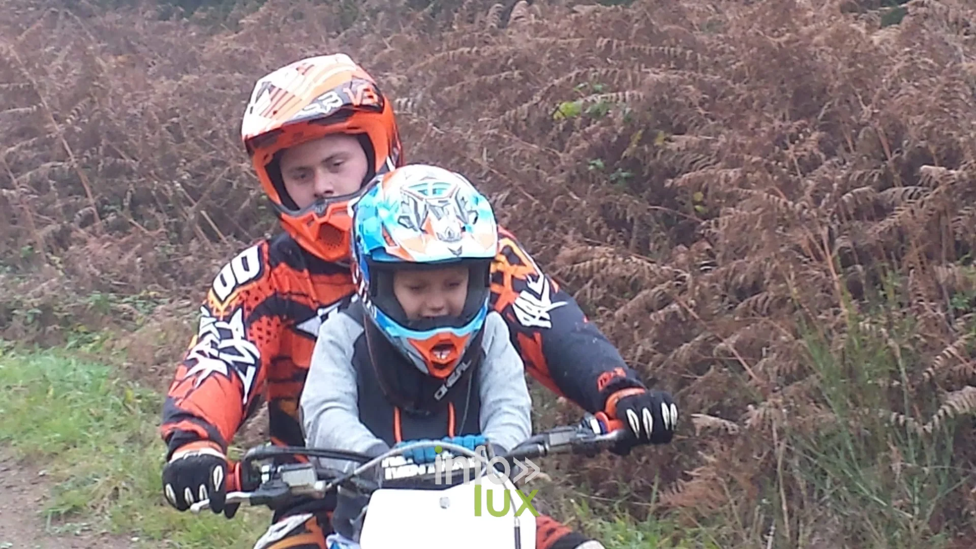 Noah Champagne enfant à moto avec son ami d’enfance Nathan