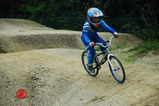 Noah Champagne enfant, sur son BMX