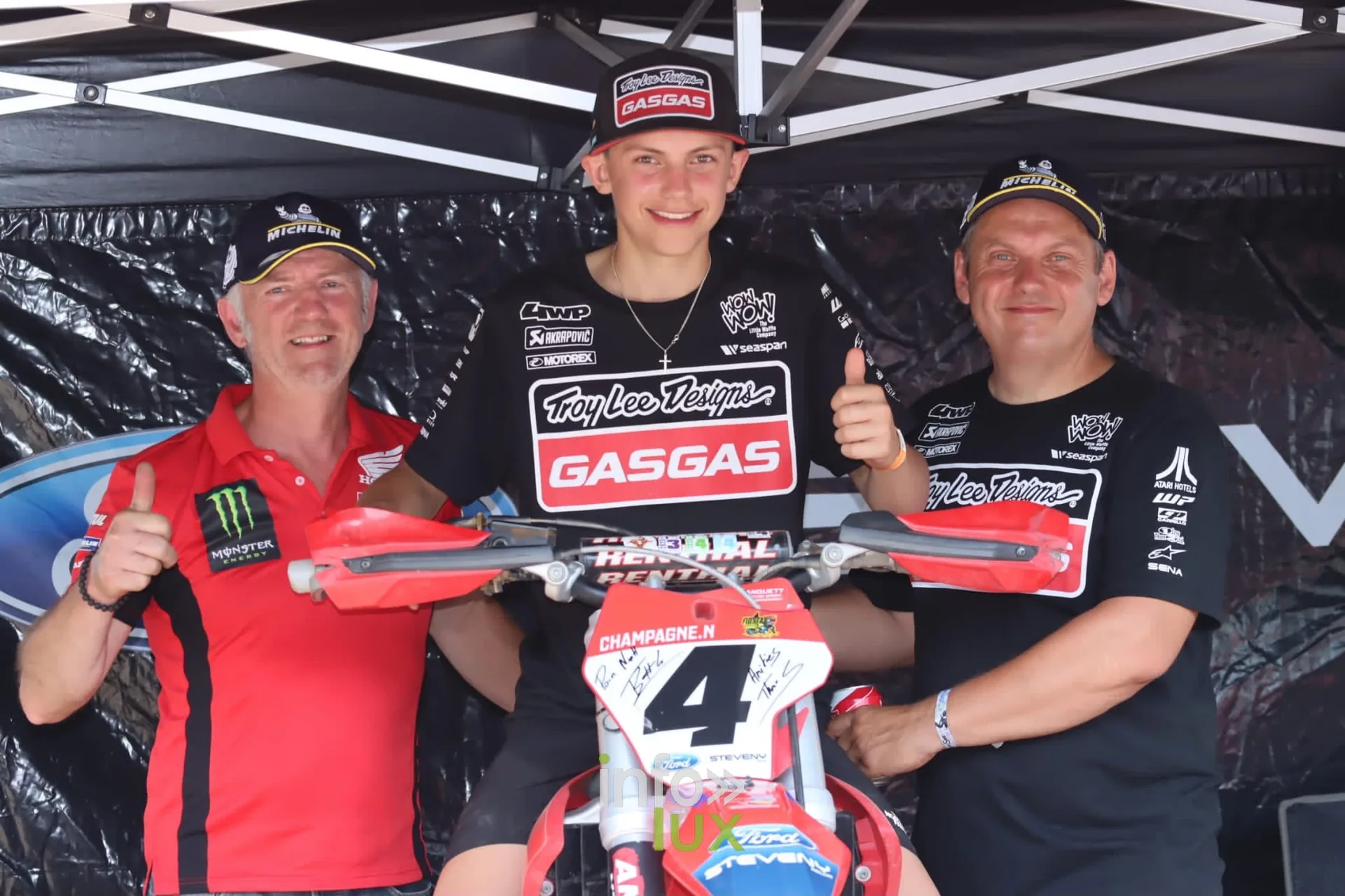 Noah Champagne avec son papa et Pierre Mazzoni, derrière la GasGas n° 4