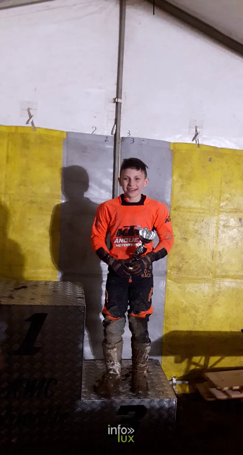 Noah Champagne sur la troisième marche du podium en 65 cm³