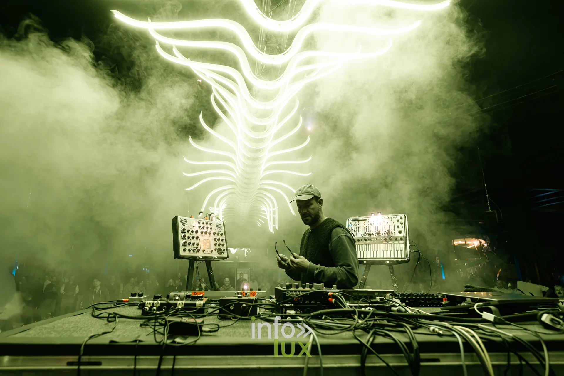 Nuit de la Culture 2026 à Esch-Belval : un musicien à ses machines sous les néons, dans la fumée